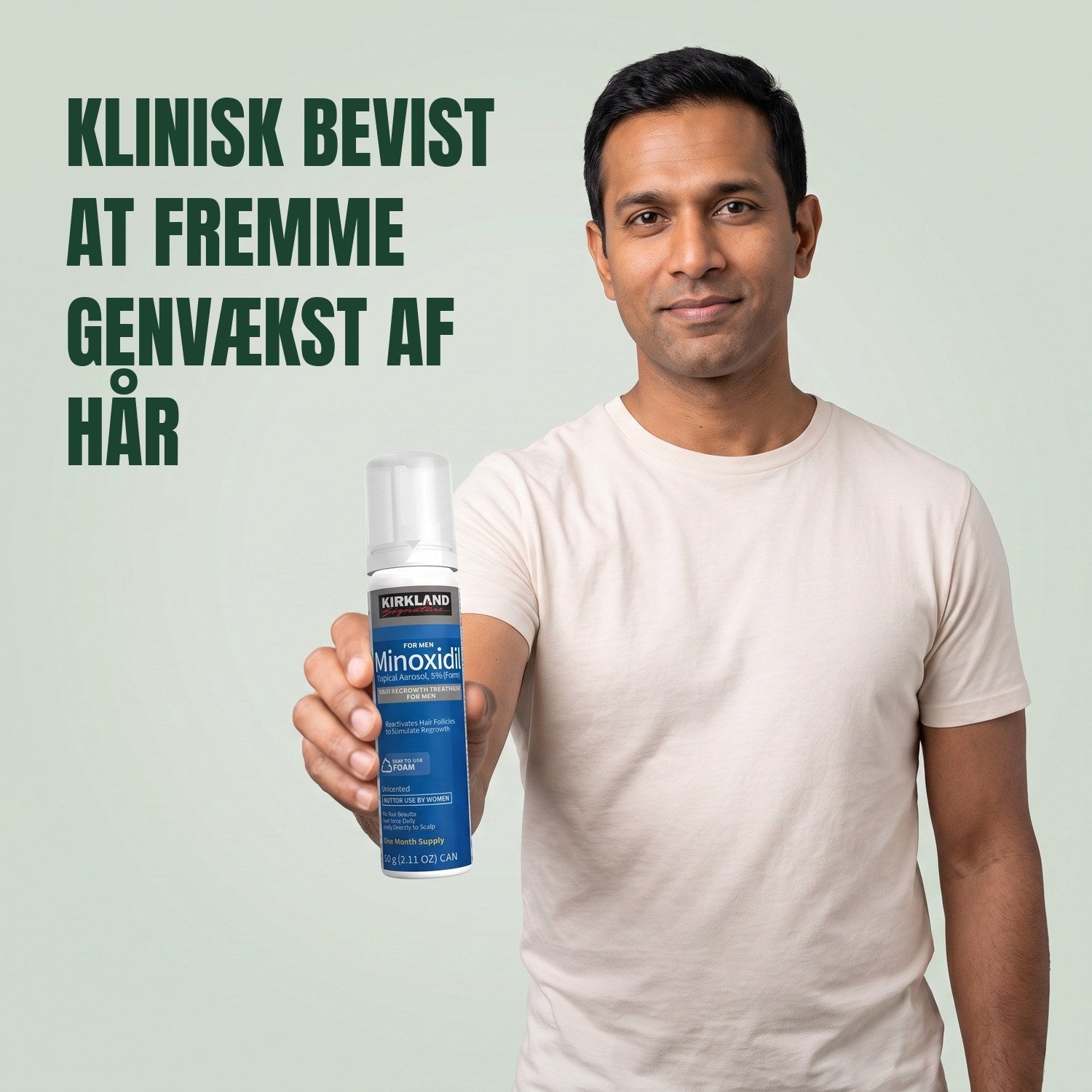 Mand holder en Kirkland Signature Minoxidil 5% skumdåse til mænd mod en grøn baggrund