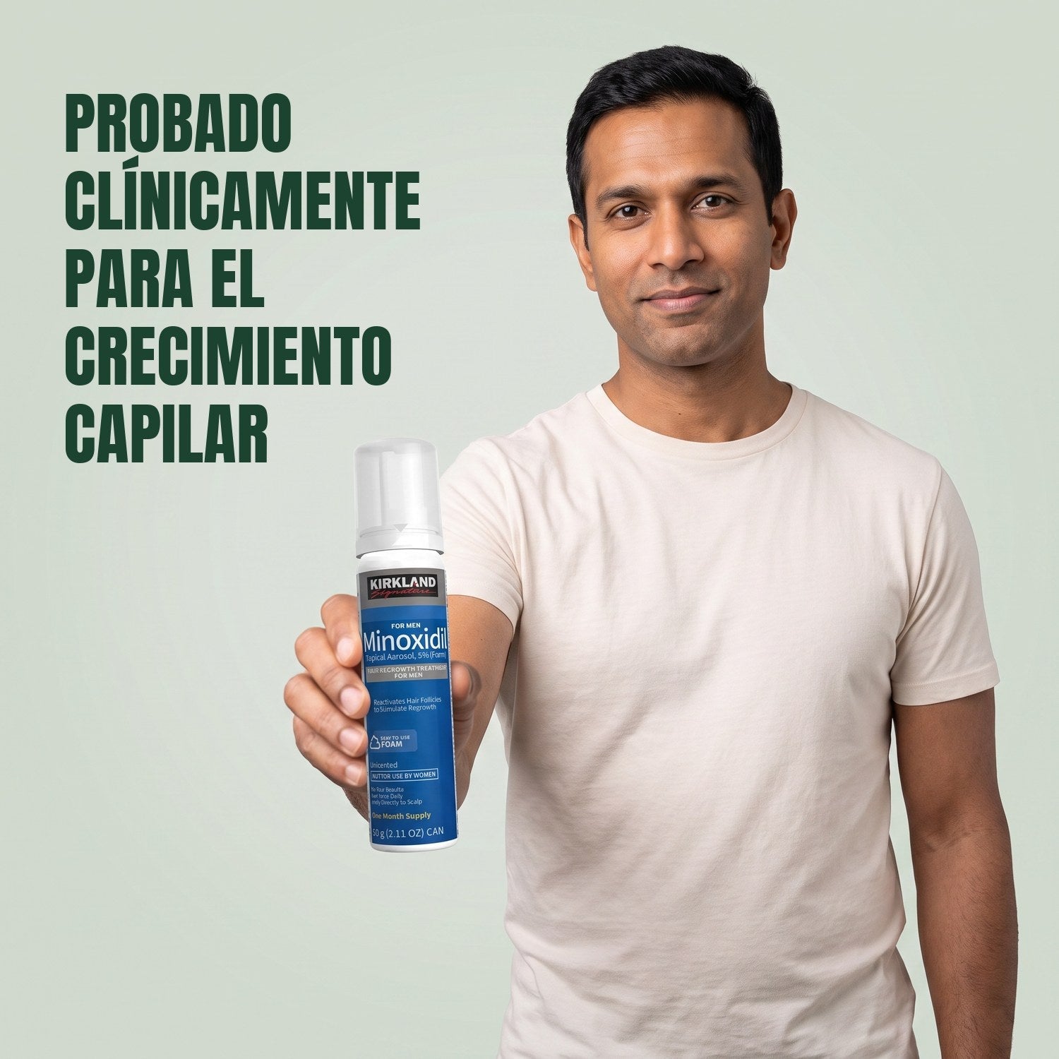 Hombre sosteniendo un bote de espuma de Minoxidil Kirkland Signature 5% para hombre sobre fondo verde