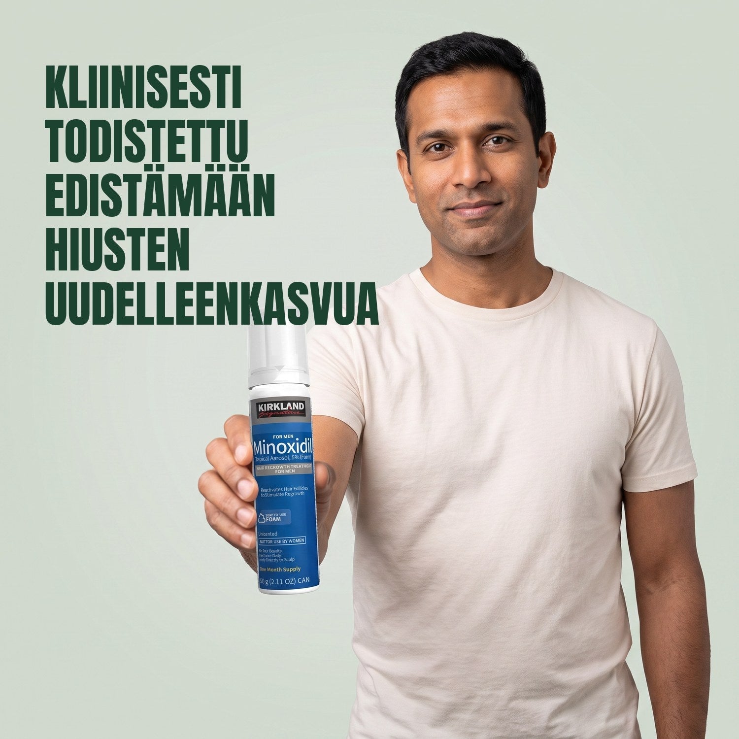 Mies pitelee Kirkland Signature Minoxidil 5% -vaahtotölkkiä miehille, taustalla vihreä