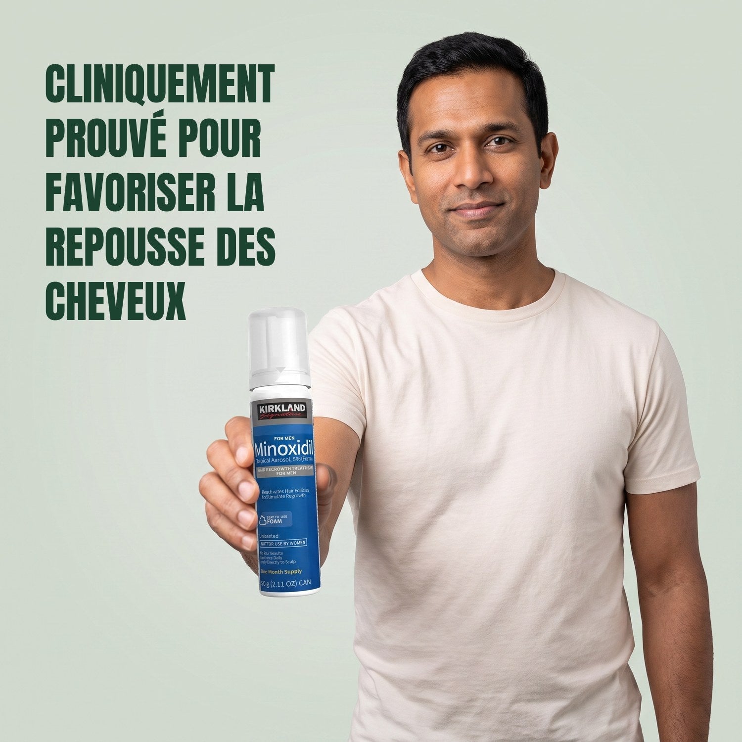 Homme tenant un flacon de mousse Minoxidil Kirkland Signature 5% pour hommes sur fond vert