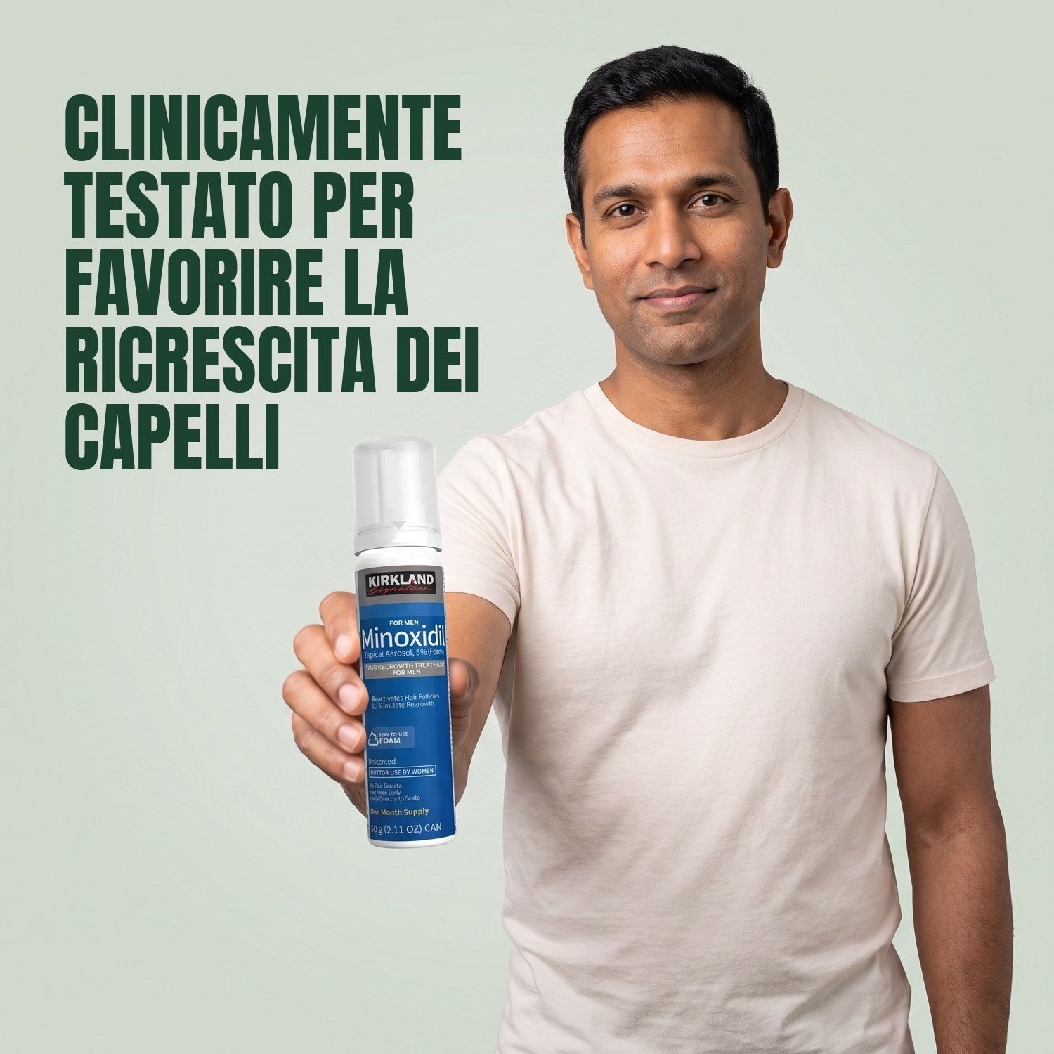 Uomo che tiene in mano una lattina di schiuma Kirkland Signature Minoxidil 5% per uomo su sfondo verde