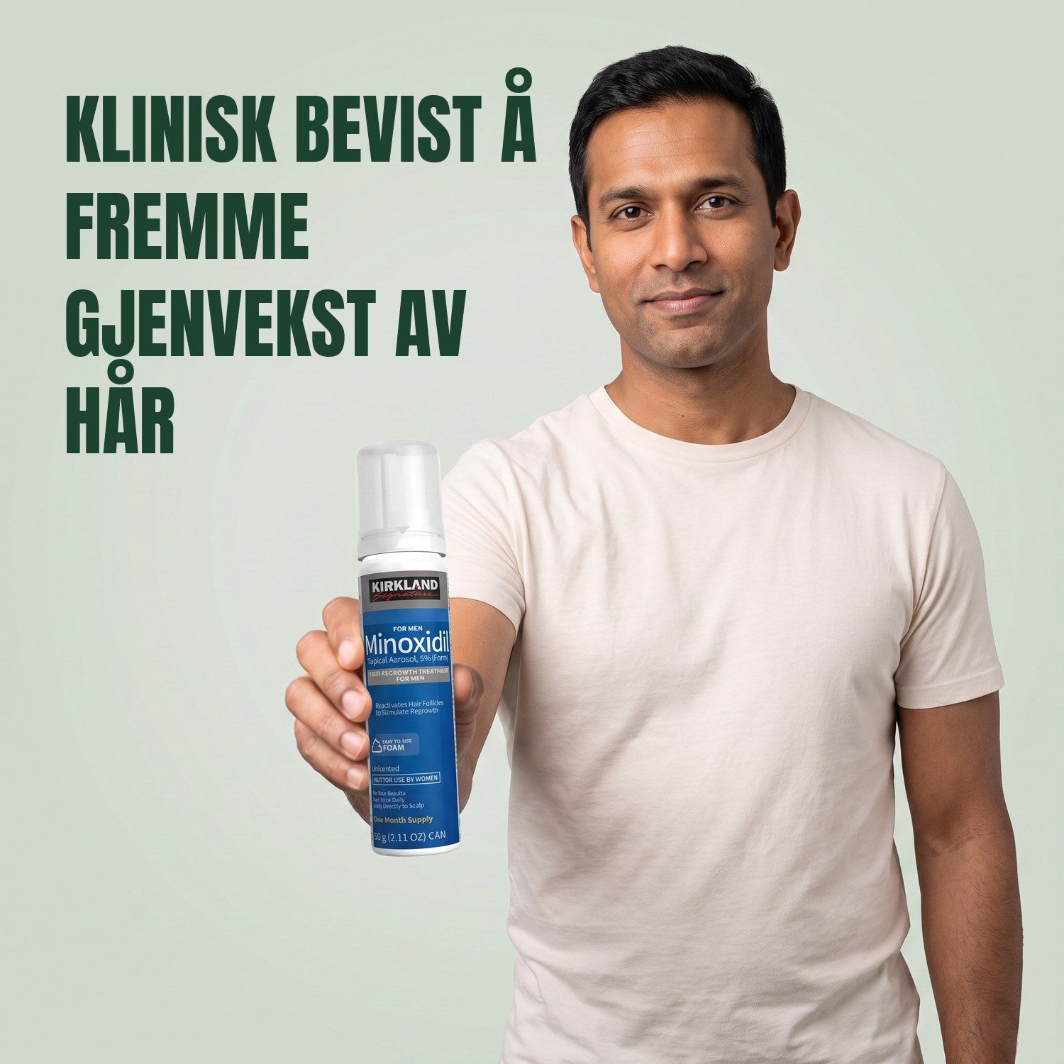 Mann holder en boks med Kirkland Signature Minoxidil 5% skum for menn mot en grønn bakgrunn