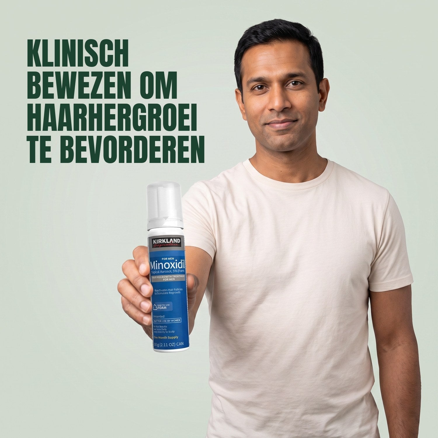 Man met een bus Kirkland Signature Minoxidil 5% schuim voor mannen tegen een groene achtergrond