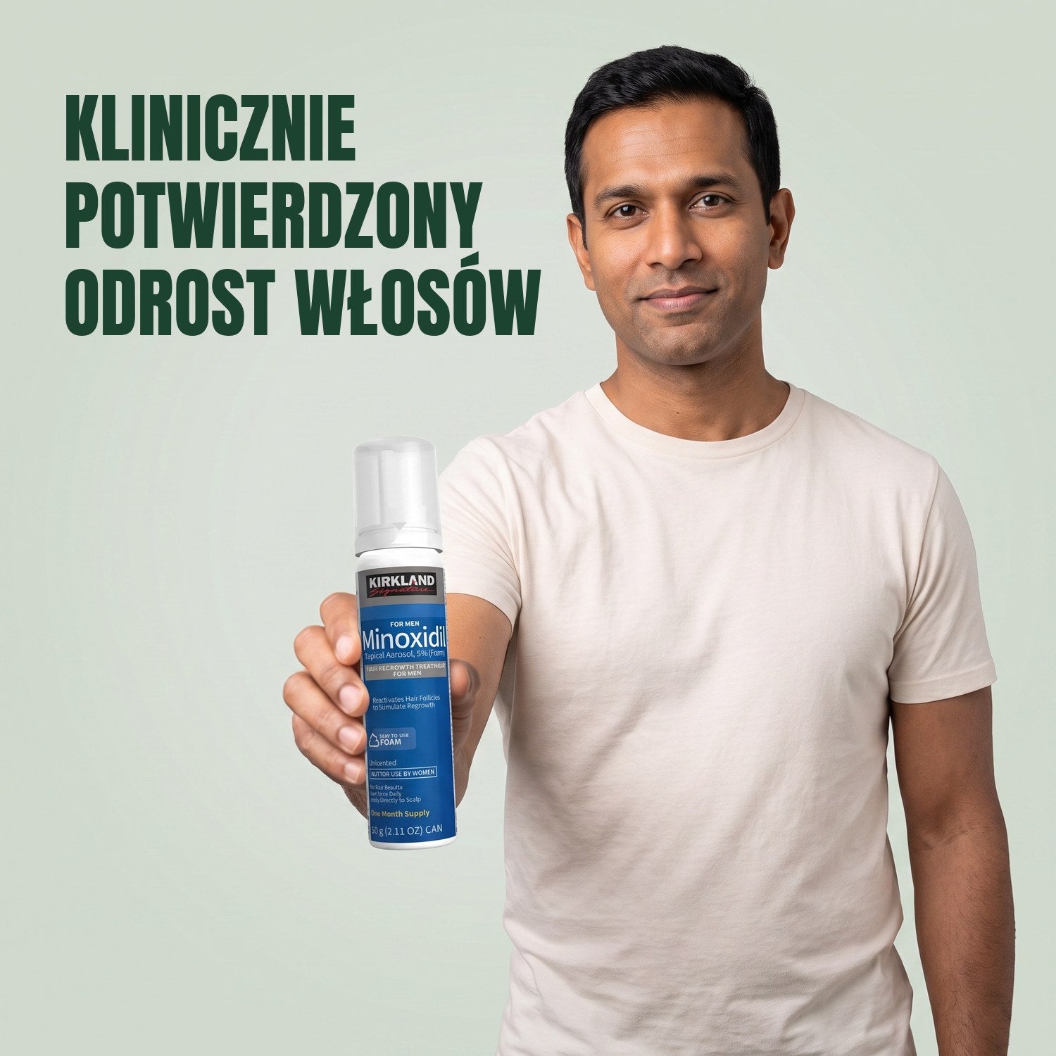 Mężczyzna trzyma puszkę pianki Kirkland Signature Minoxidil 5% dla mężczyzn na zielonym tle