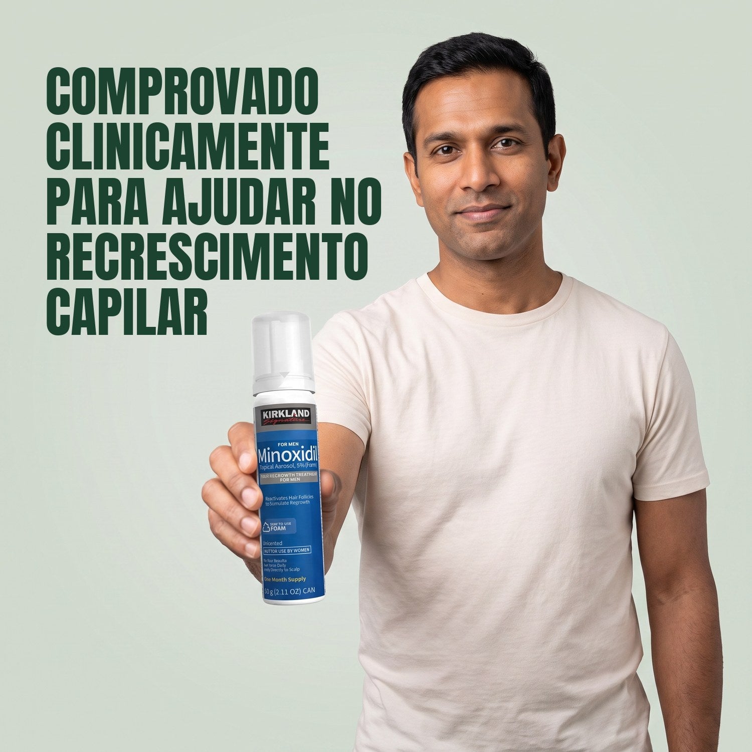 Homem segurando uma lata de espuma de Minoxidil Kirkland Signature 5% para homens contra um fundo verde