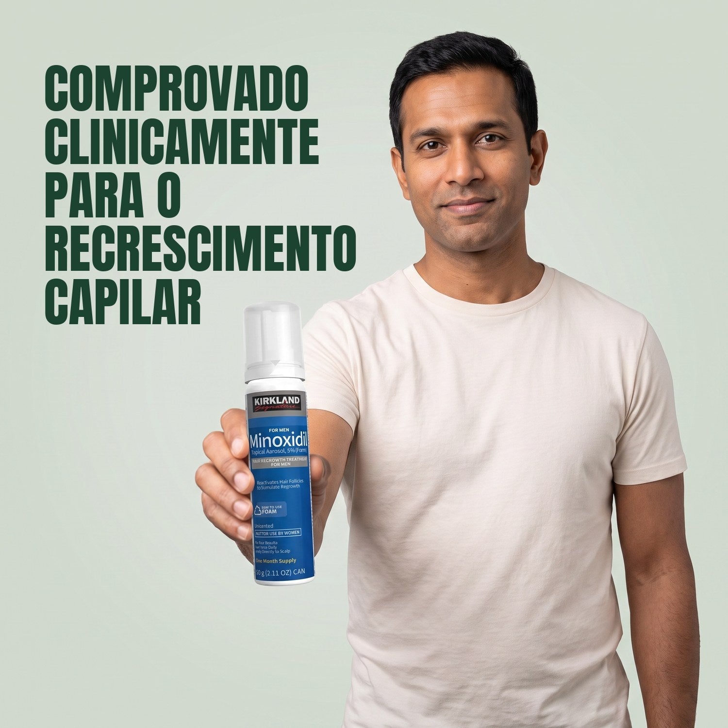 Homem a segurar uma lata de espuma Kirkland Signature Minoxidil 5% para homens, com fundo verde