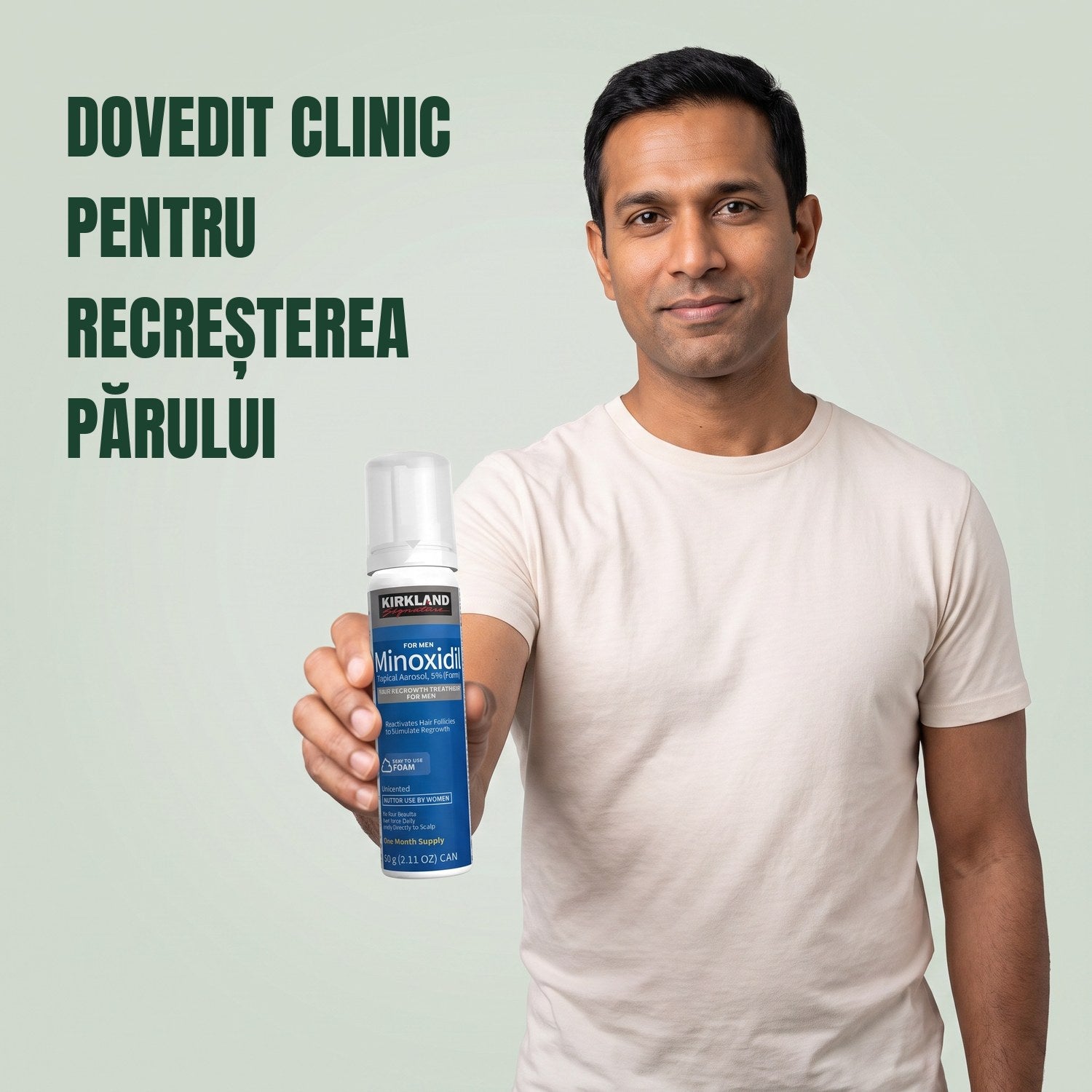Bărbat ținând o cutie de spumă Kirkland Signature Minoxidil 5% pentru bărbați, pe fundal verde