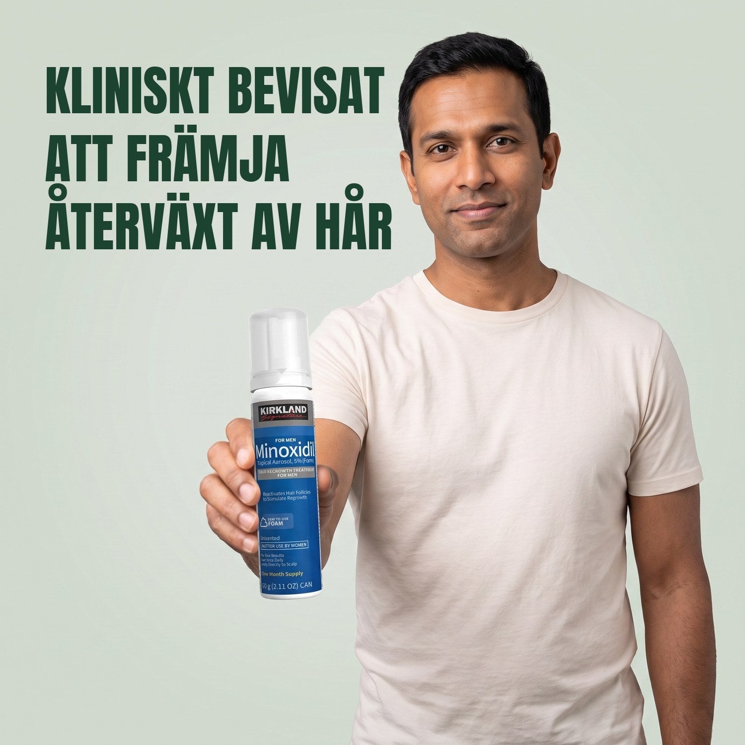 Man som håller en burk Kirkland Signature Minoxidil 5% skum för män mot en grön bakgrund