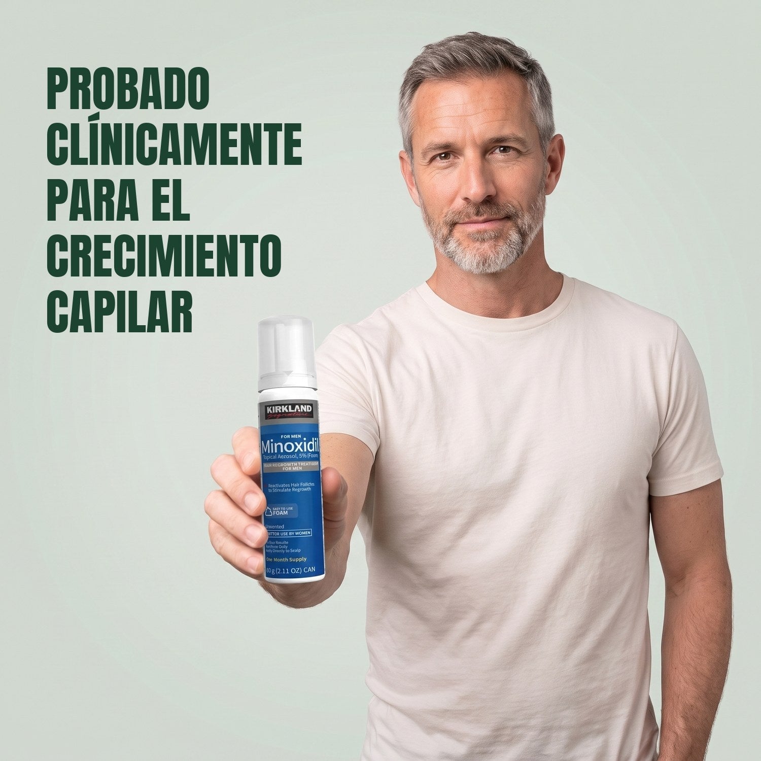 Hombre sosteniendo un bote de espuma de Minoxidil Kirkland Signature 5% para hombre sobre fondo verde