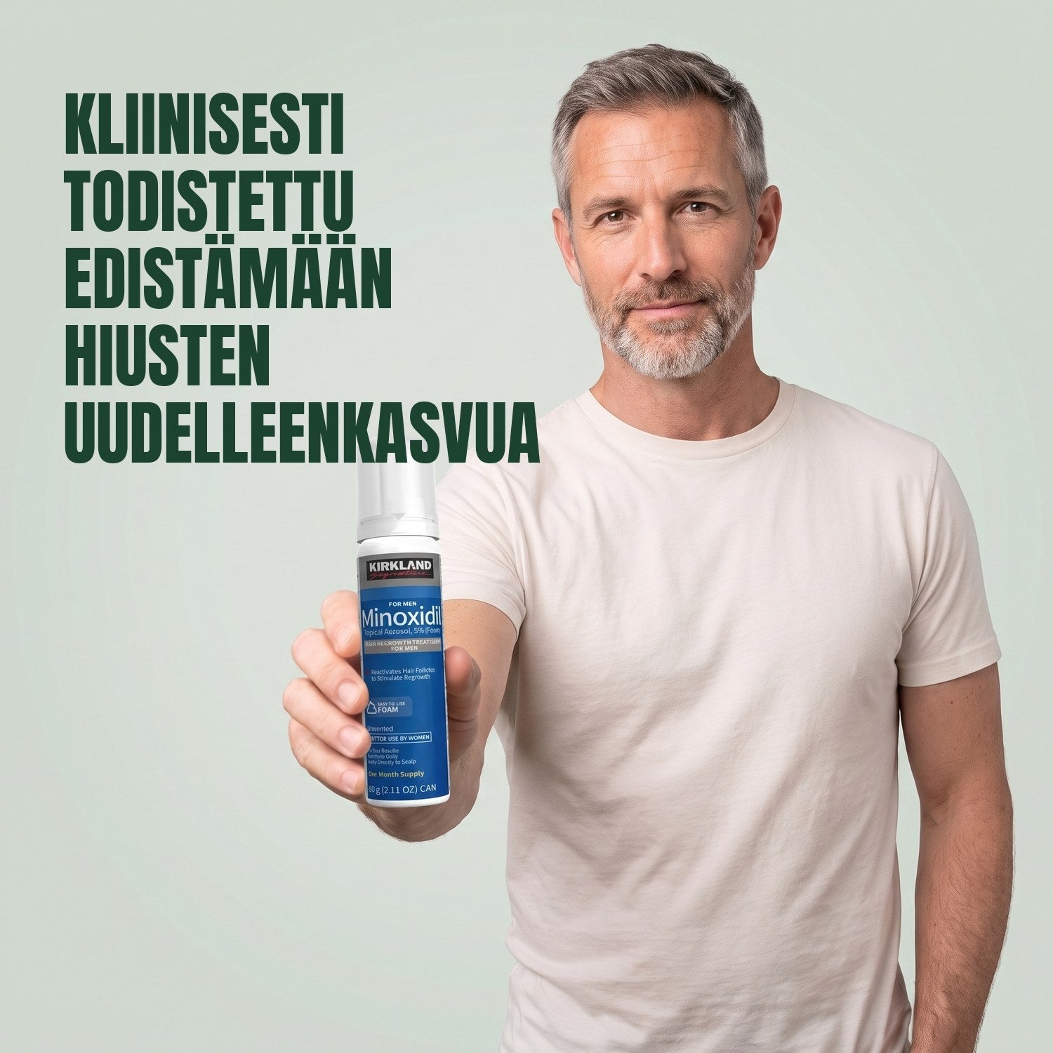 Mies pitelee Kirkland Signature Minoxidil 5% -vaahtotölkkiä miehille, taustalla vihreä