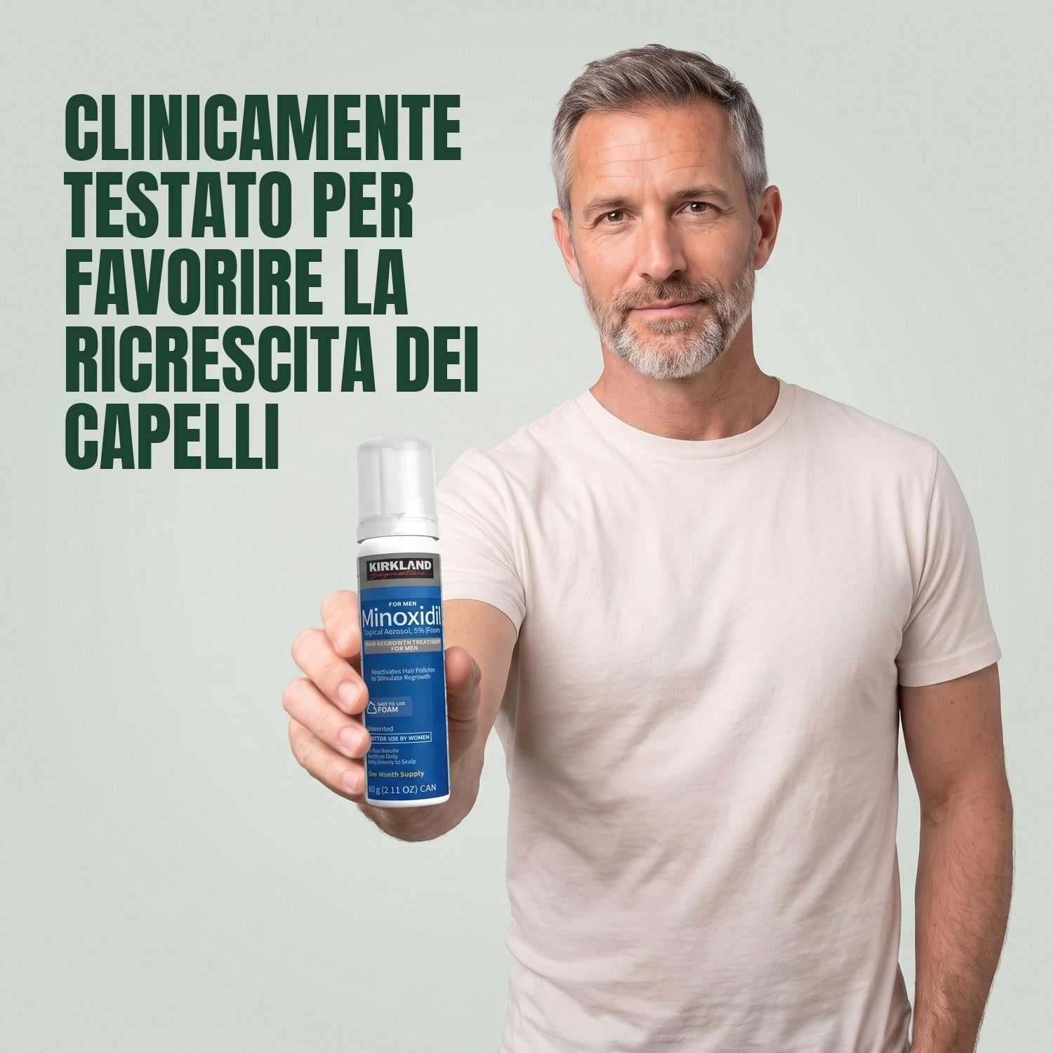 Uomo che tiene in mano una lattina di schiuma Kirkland Signature Minoxidil 5% per uomo su sfondo verde