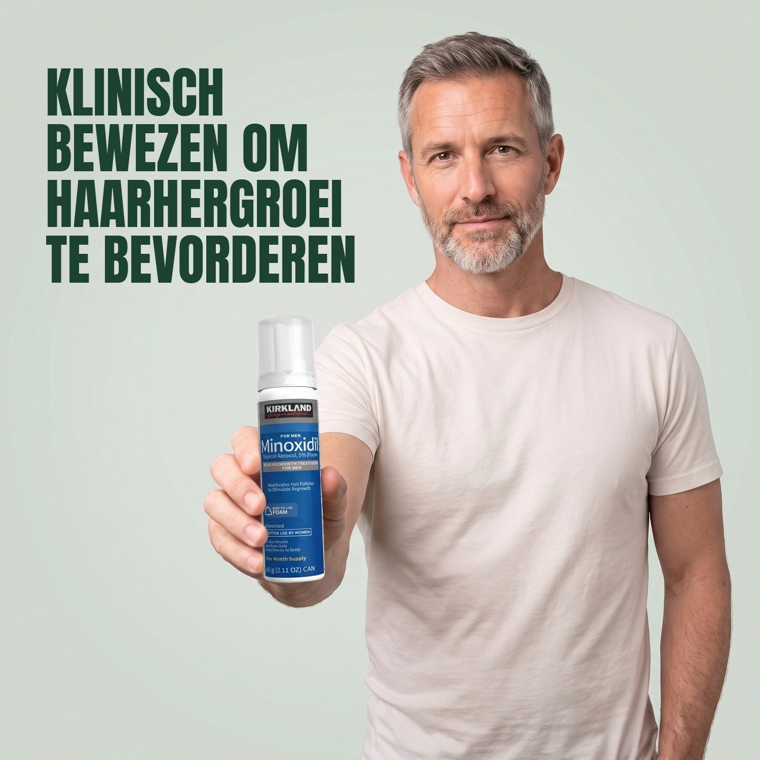Man met een bus Kirkland Signature Minoxidil 5% schuim voor mannen tegen een groene achtergrond