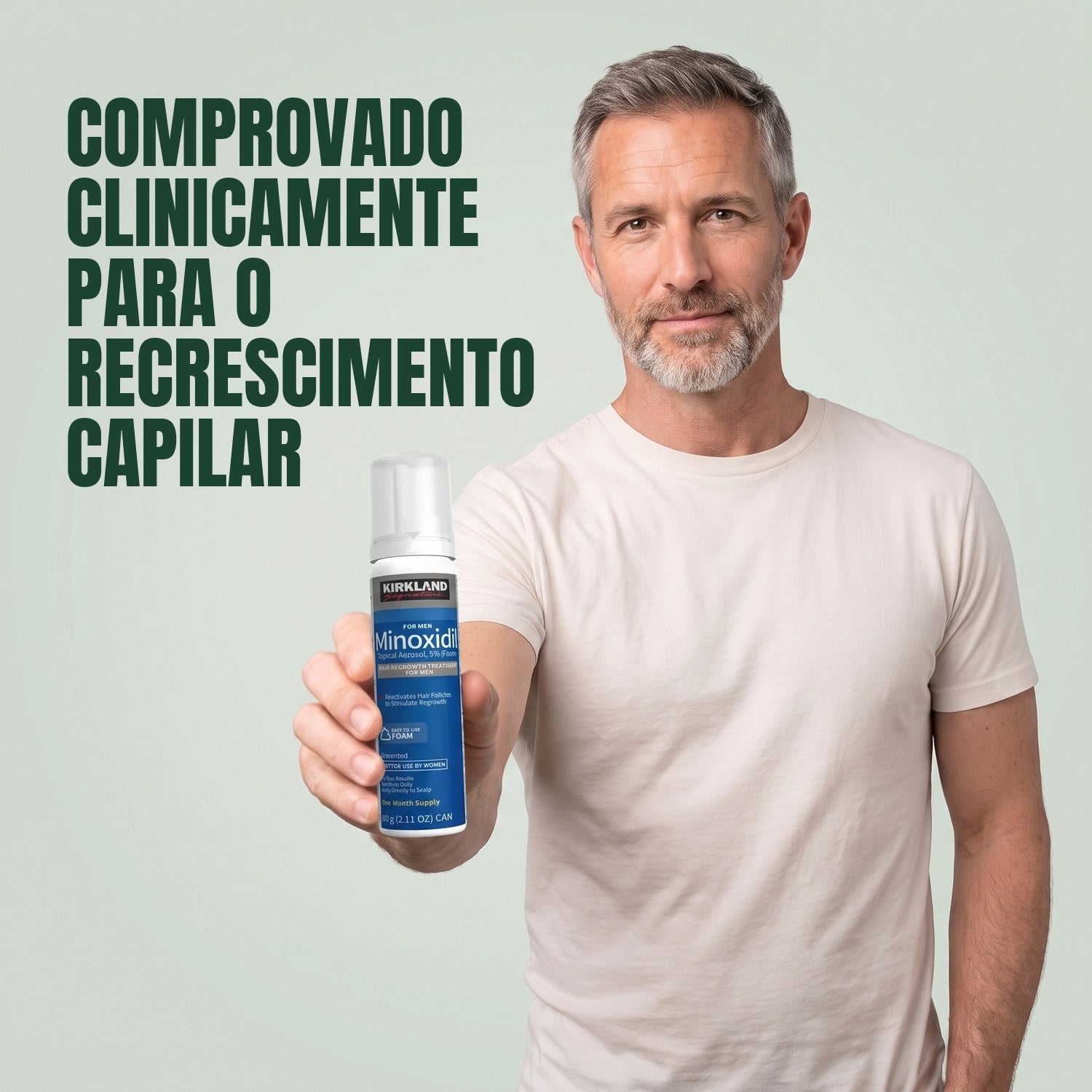 Homem a segurar uma lata de espuma Kirkland Signature Minoxidil 5% para homens, com fundo verde