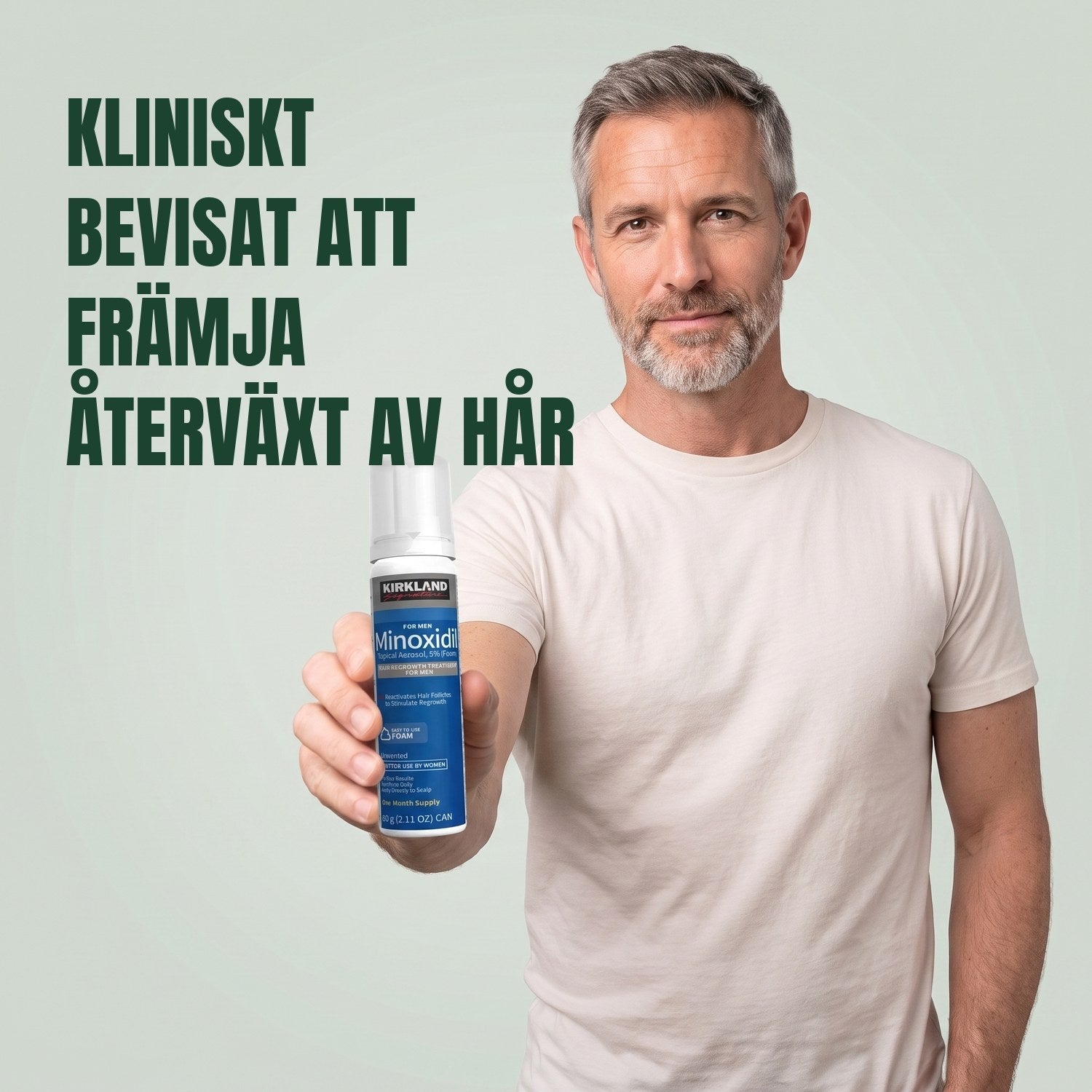 Man som håller en burk Kirkland Signature Minoxidil 5% skum för män mot en grön bakgrund