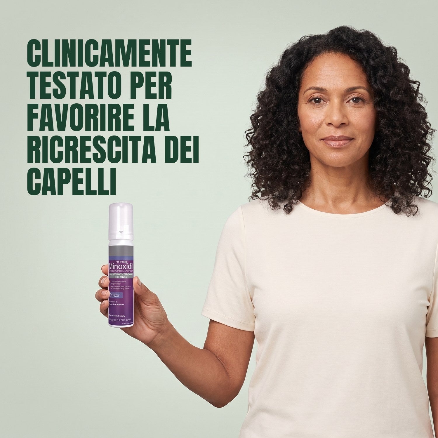 Donna che tiene in mano una lattina di schiuma Kirkland Signature Minoxidil 5% per donna su sfondo verde