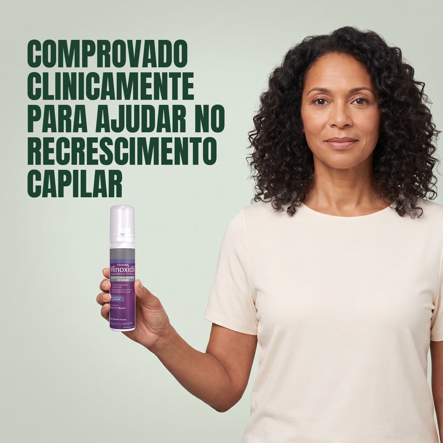 Mulher segurando uma lata de espuma de Minoxidil Kirkland Signature 5% para mulheres contra um fundo verde