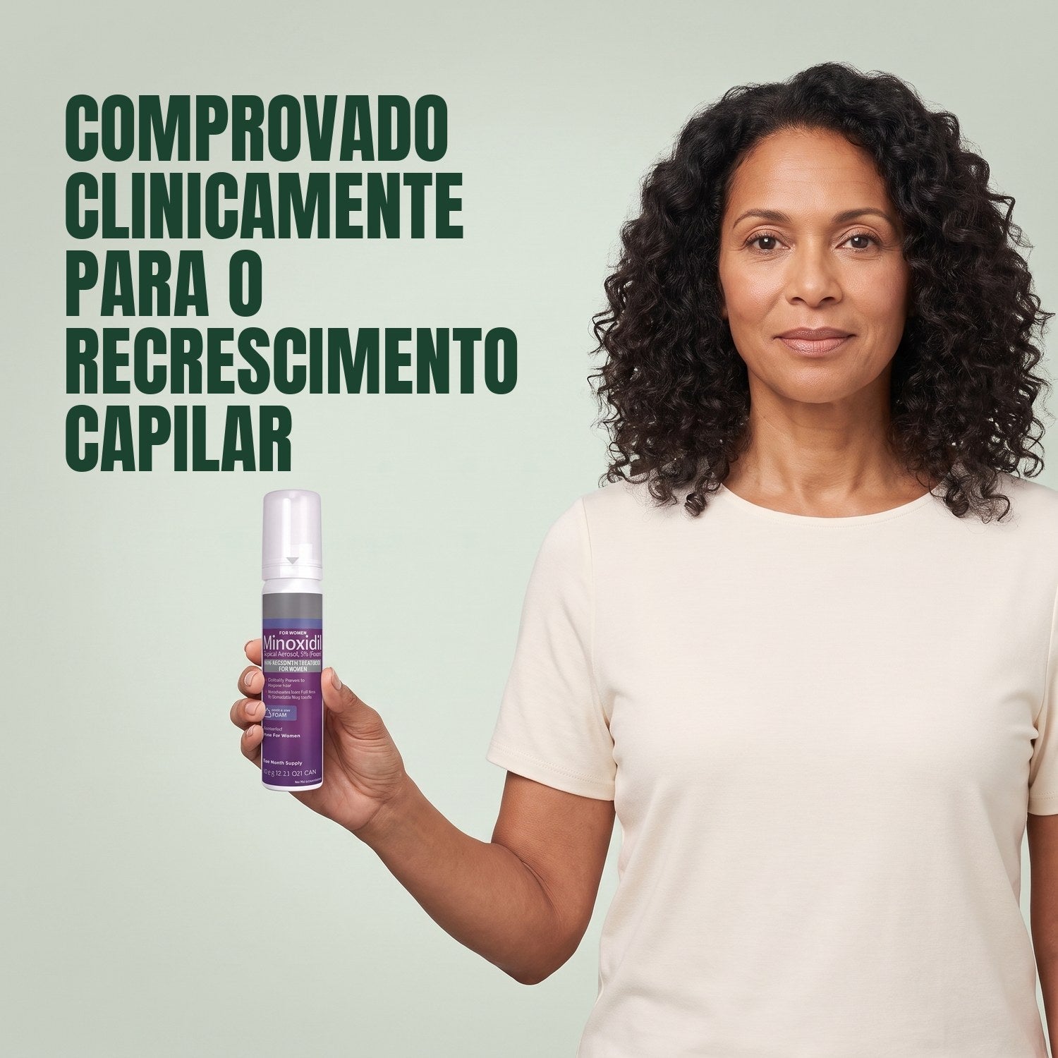 Mulher a segurar uma lata de espuma Kirkland Signature Minoxidil 5% para mulheres, com fundo verde