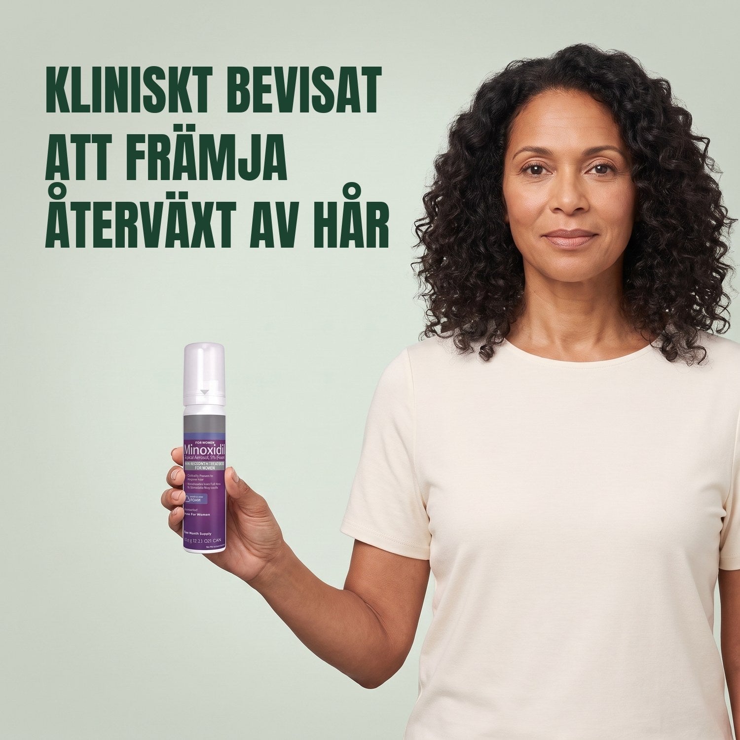 Kvinna som håller en burk Kirkland Signature Minoxidil 5% skum för kvinnor mot en grön bakgrund