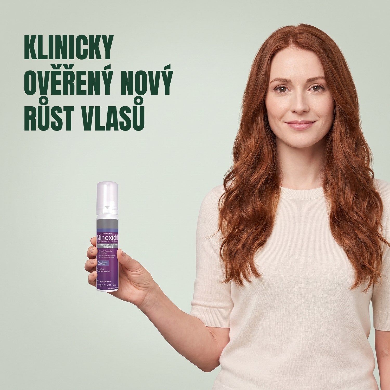 Žena drží plechovku Kirkland Signature Minoxidil 5% pěna pro ženy na zeleném pozadí
