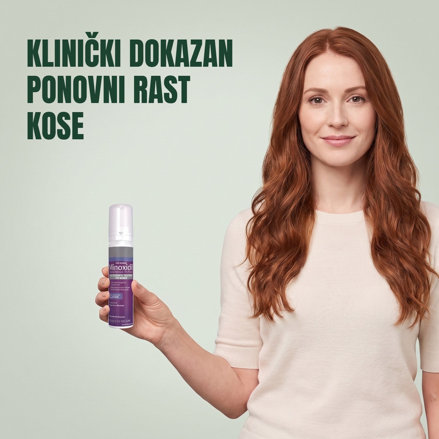 Žena drži limenku Kirkland Signature Minoksidil 5% pjena za žene na zelenoj pozadini