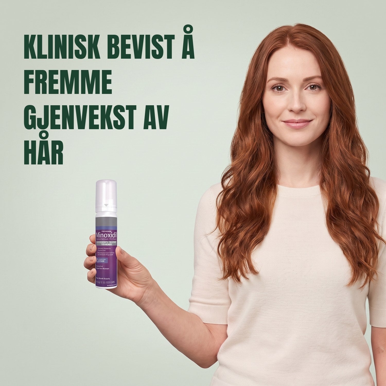 Kvinne holder en boks med Kirkland Signature Minoxidil 5% skum for kvinner mot en grønn bakgrunn