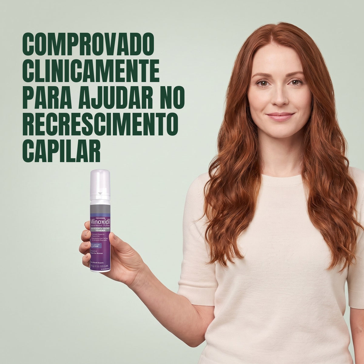 Mulher segurando uma lata de espuma de Minoxidil Kirkland Signature 5% para mulheres contra um fundo verde