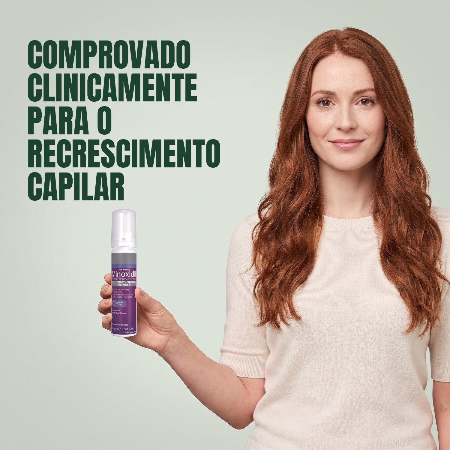 Mulher a segurar uma lata de espuma Kirkland Signature Minoxidil 5% para mulheres, com fundo verde