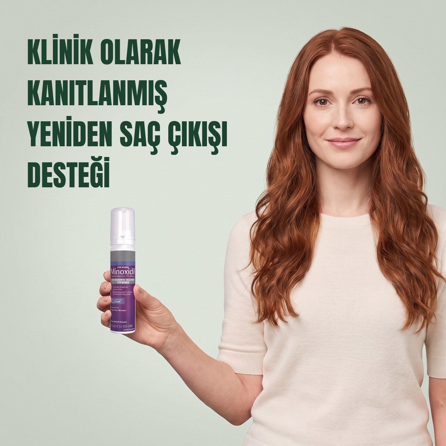 Yeşil arka plan önünde kadınlar için Kirkland Signature Minoksidil 5% köpük kutusu tutan kadın