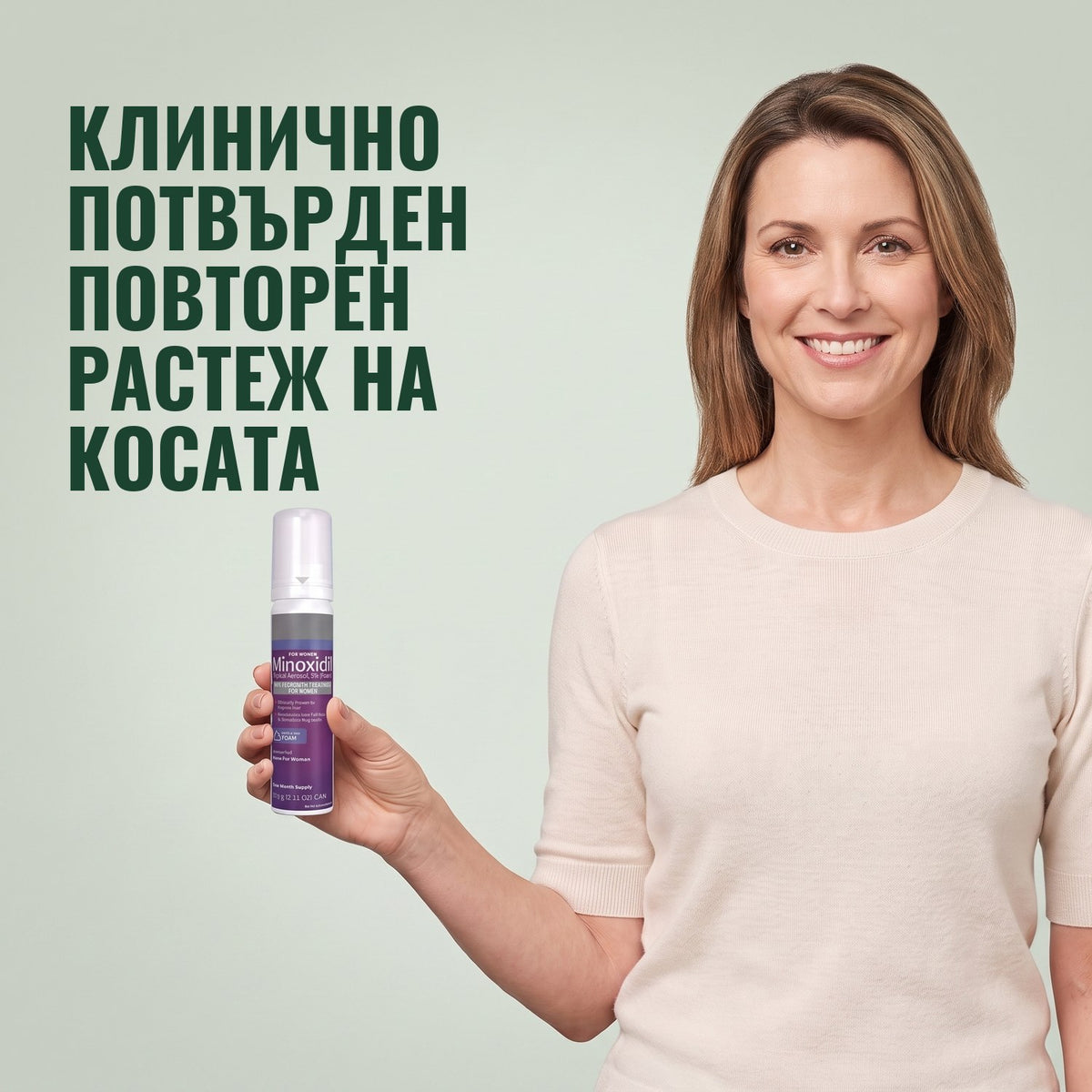 Жена държи кутия Kirkland Signature миноксидил 5% пяна за жени на зелен фон