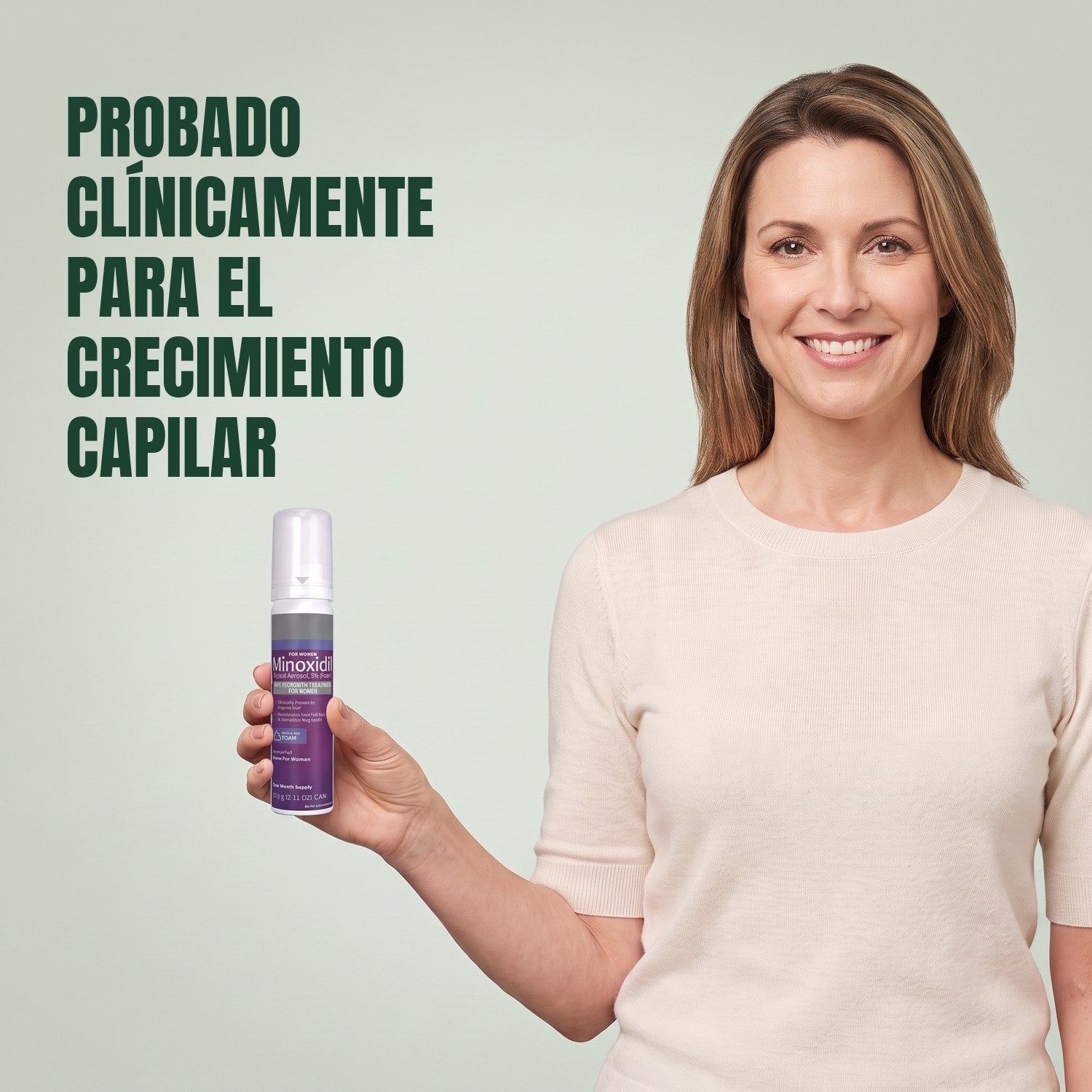 Mujer sosteniendo un bote de espuma de Minoxidil Kirkland Signature 5% para mujer sobre fondo verde