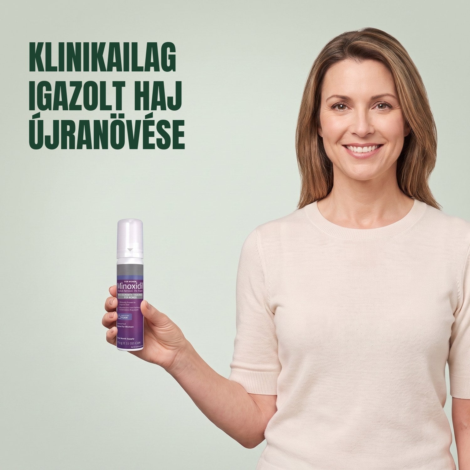 Nő Kirkland Signature Minoxidil 5% habos dobozzal a kezében, zöld háttér előtt
