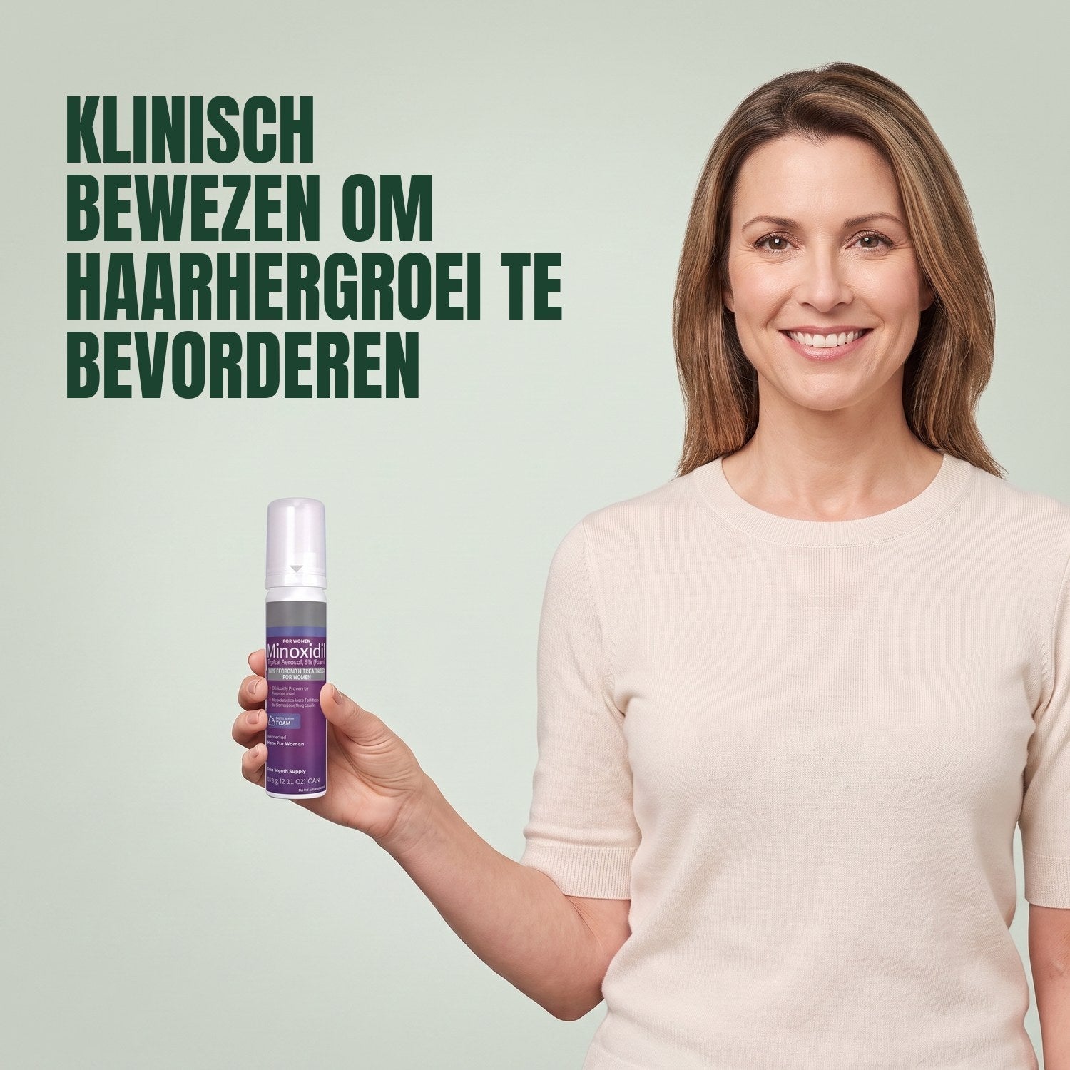 Vrouw met een bus Kirkland Signature Minoxidil 5% schuim voor vrouwen tegen een groene achtergrond