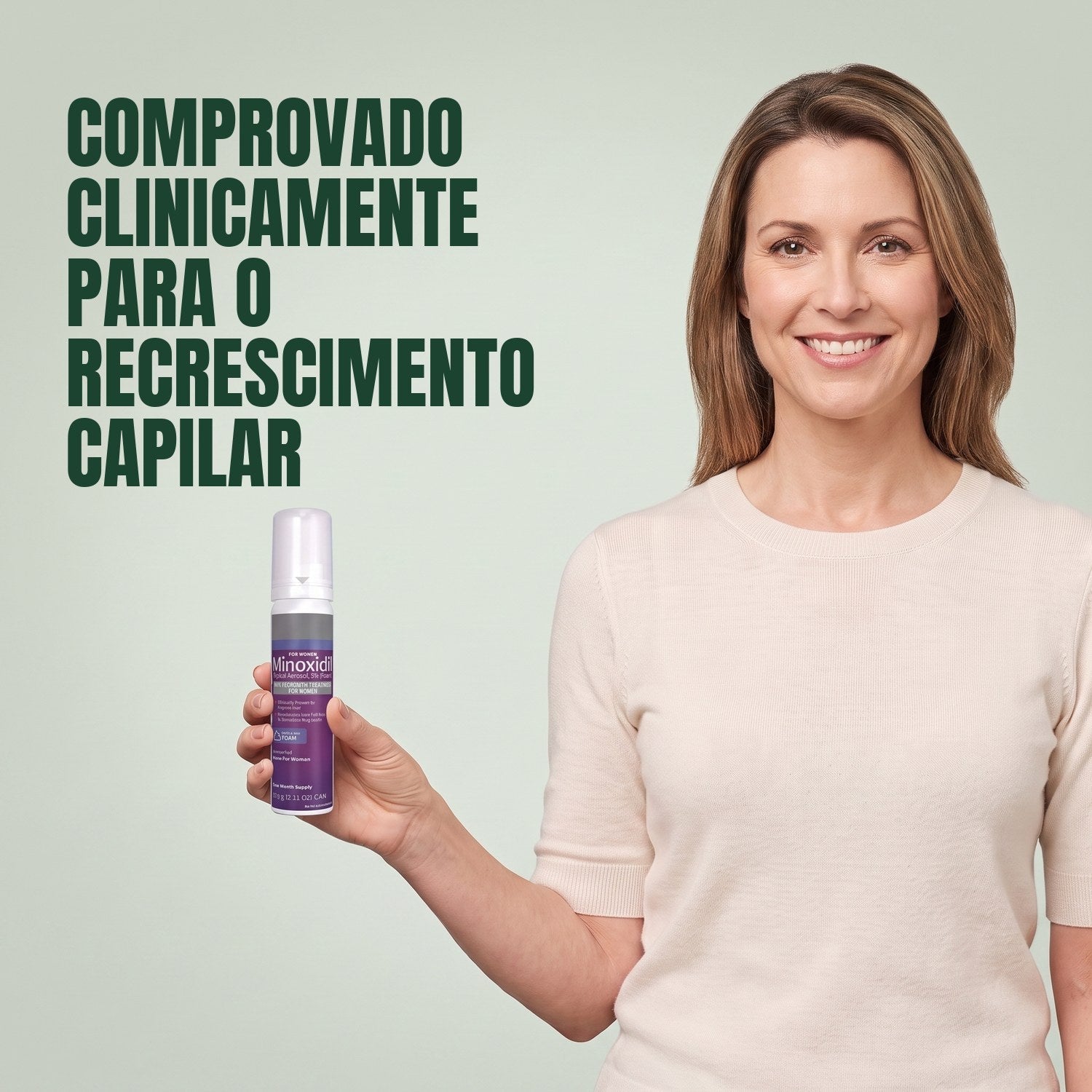 Mulher a segurar uma lata de espuma Kirkland Signature Minoxidil 5% para mulheres, com fundo verde