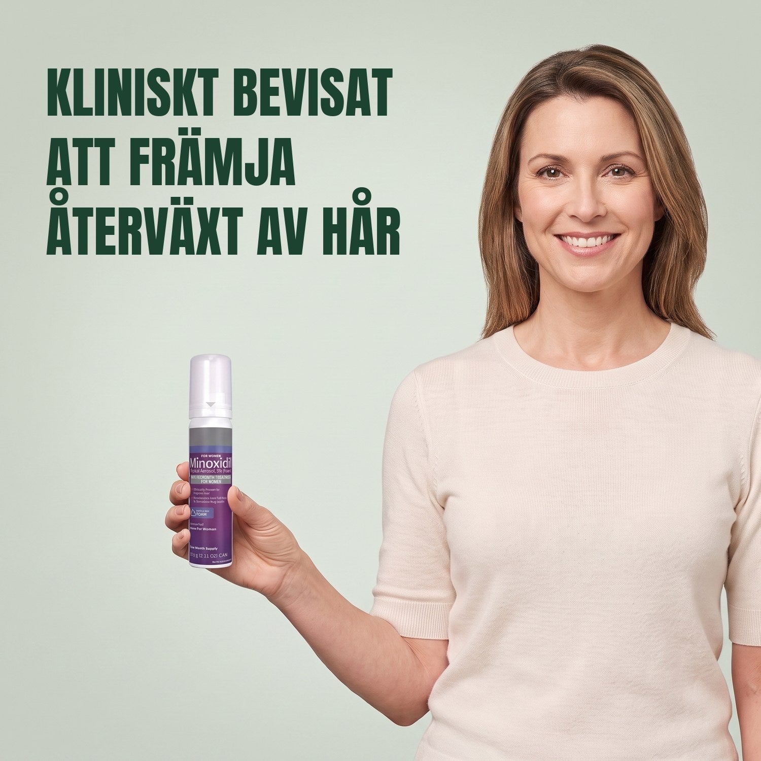 Kvinna som håller en burk Kirkland Signature Minoxidil 5% skum för kvinnor mot en grön bakgrund