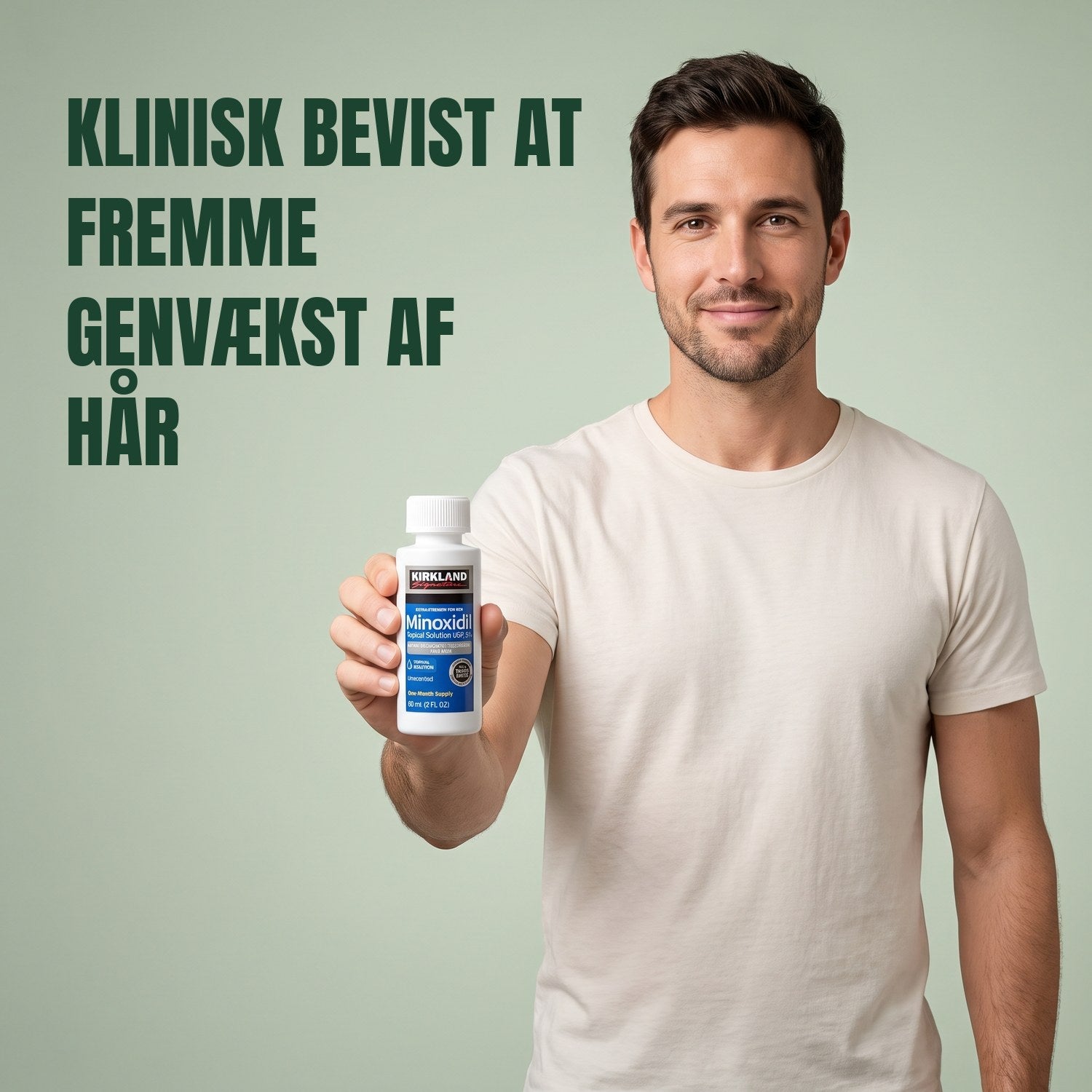 Mand holder en Kirkland Signature Minoxidil 5% opløsningsflaske mod en grøn baggrund