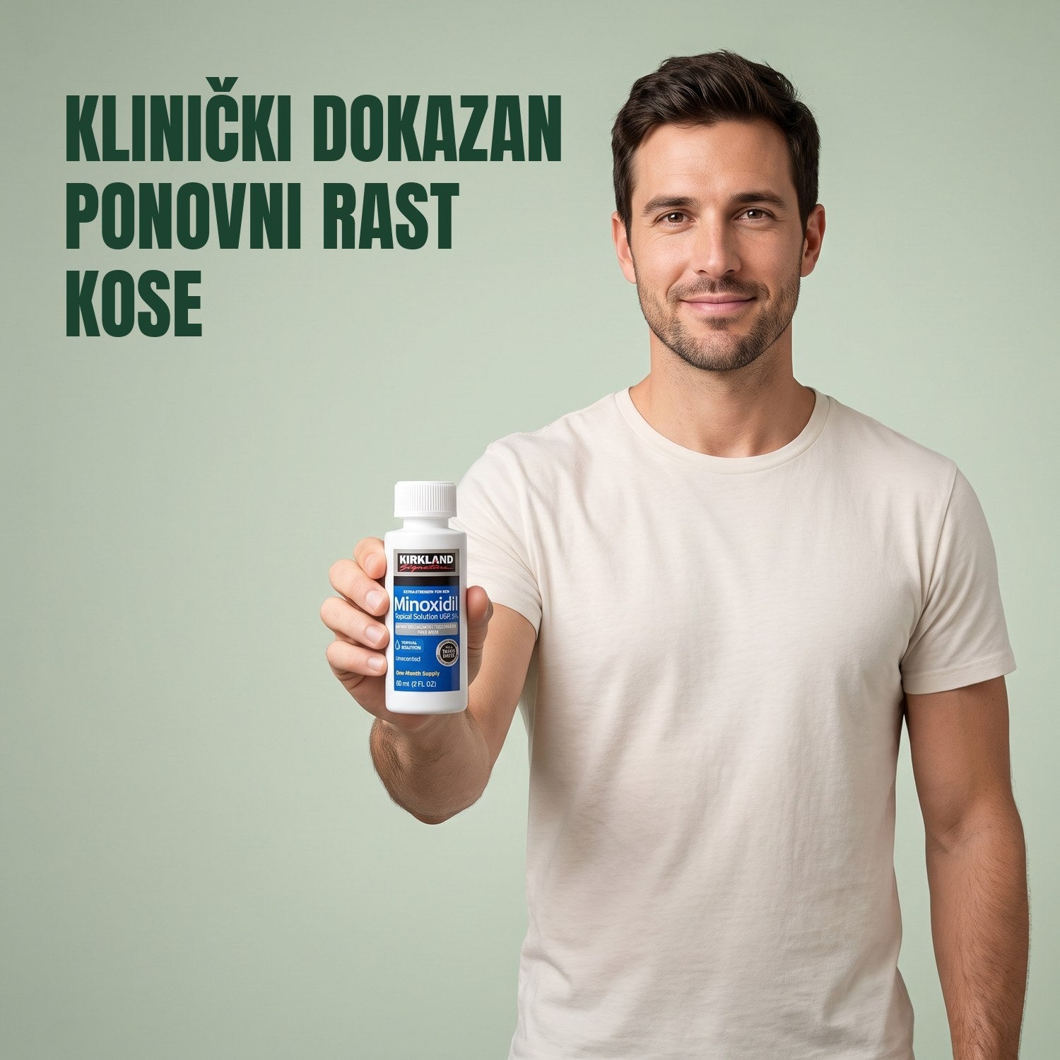 Muškarac drži bočicu Kirkland Signature Minoxidil 5% losiona na zelenoj pozadini