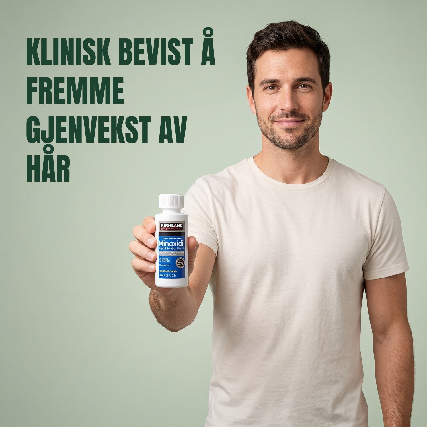 Mann som holder en flaske Kirkland Signature Minoxidil 5 % liniment mot en grønn bakgrunn