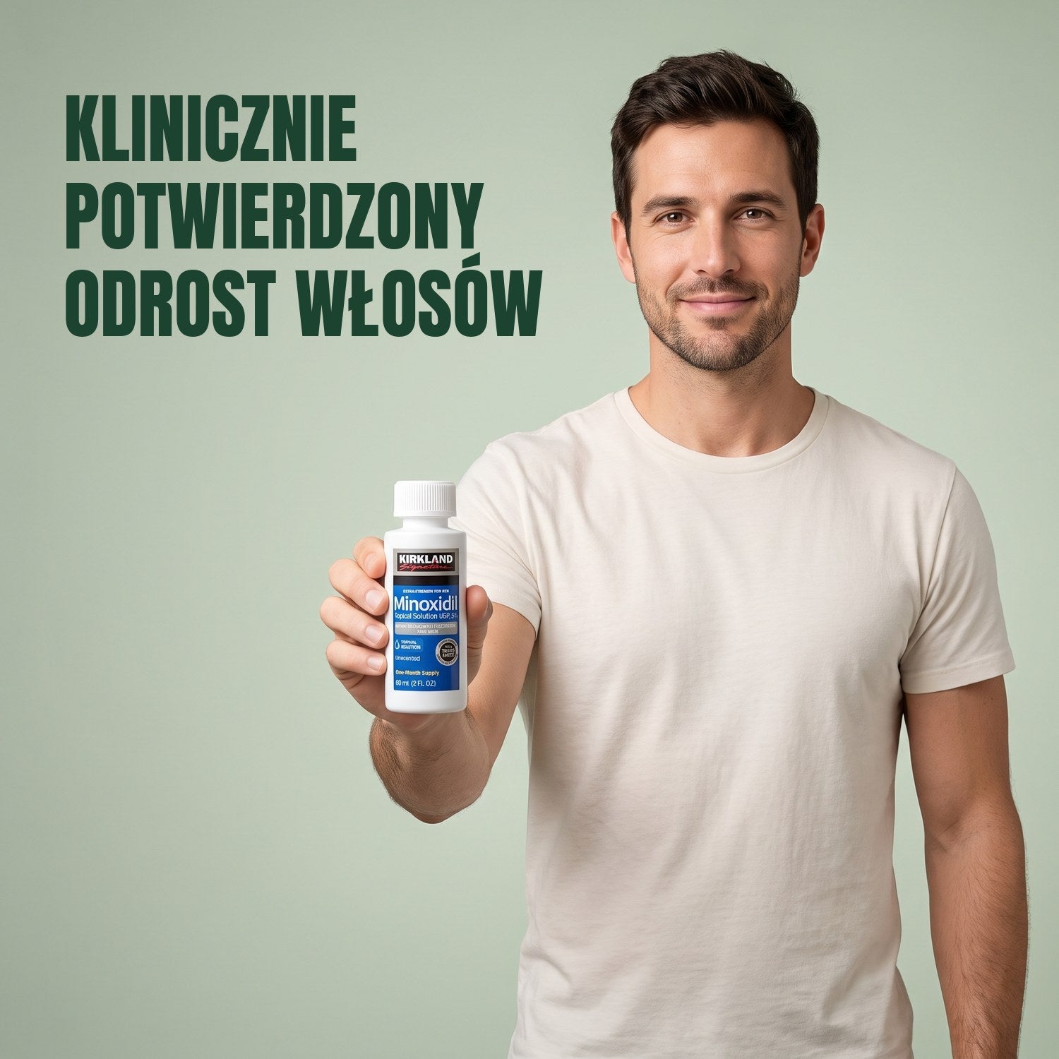 Mężczyzna trzyma butelkę płynu Kirkland Signature Minoxidil 5% na tle zielonego tła