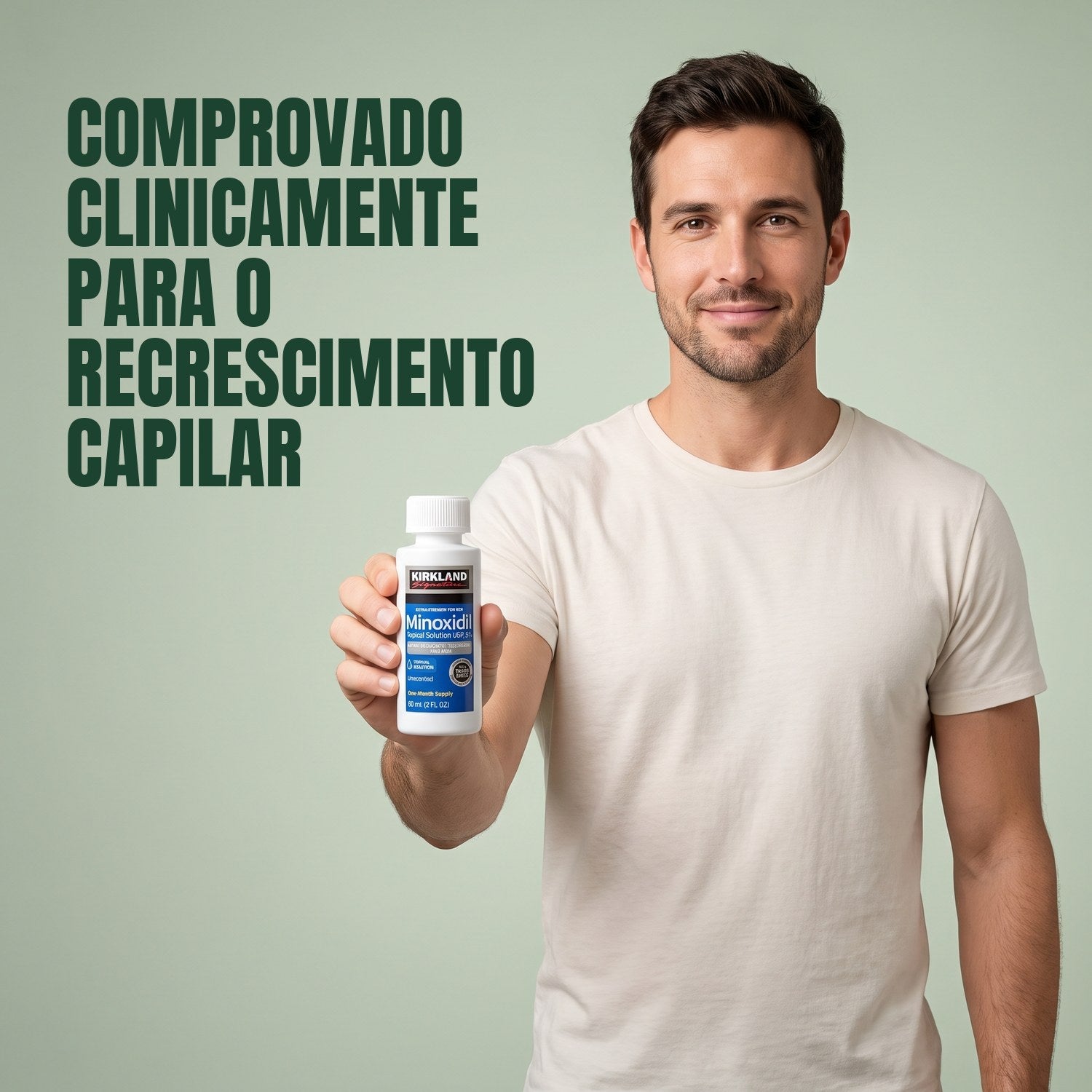Homem a segurar um frasco de loção Kirkland Signature Minoxidil 5% sobre fundo verde