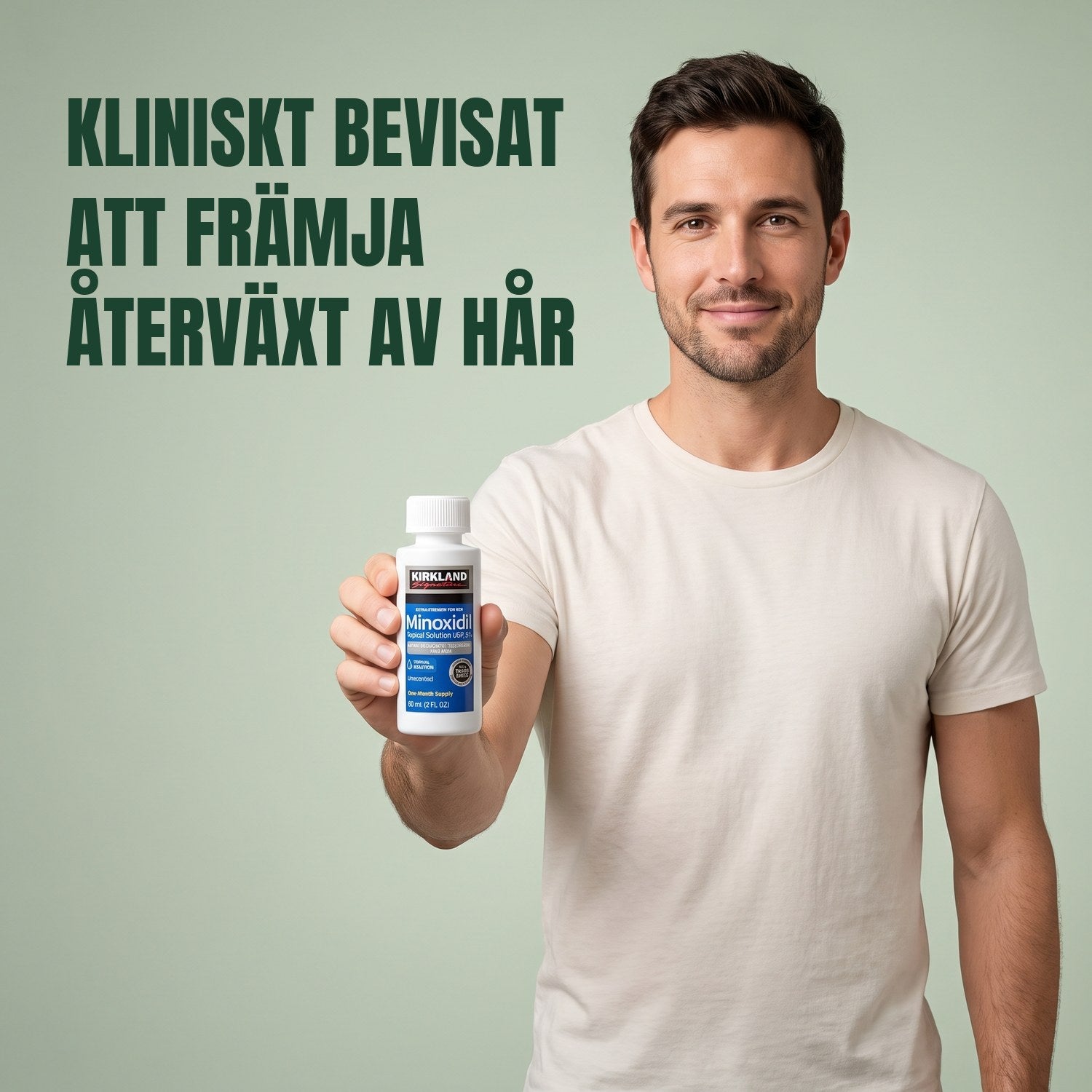 Man håller en flaska Kirkland Signature Minoxidil 5% lösning mot en grön bakgrund
