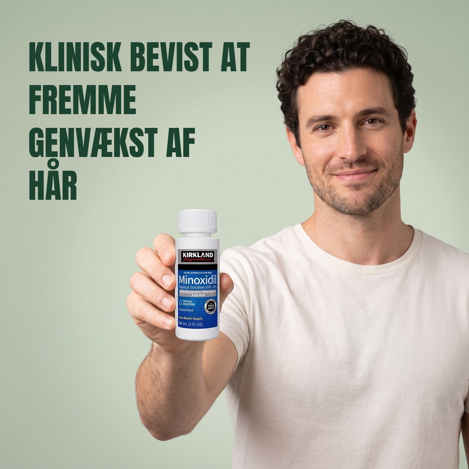 Mand holder en Kirkland Signature Minoxidil 5% opløsningsflaske mod en grøn baggrund