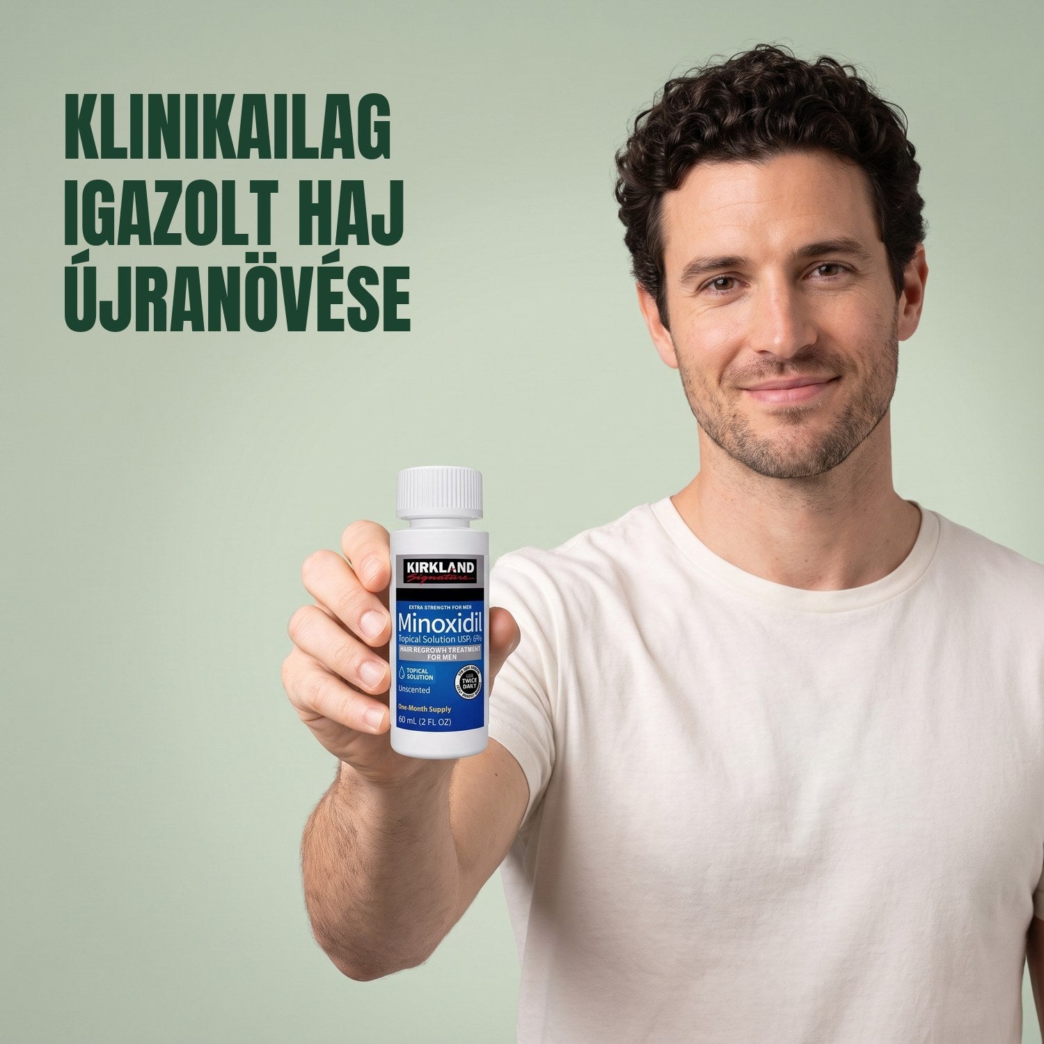Férfi a Kirkland Signature Minoxidil 5% oldat flakonját tartja zöld háttér előtt