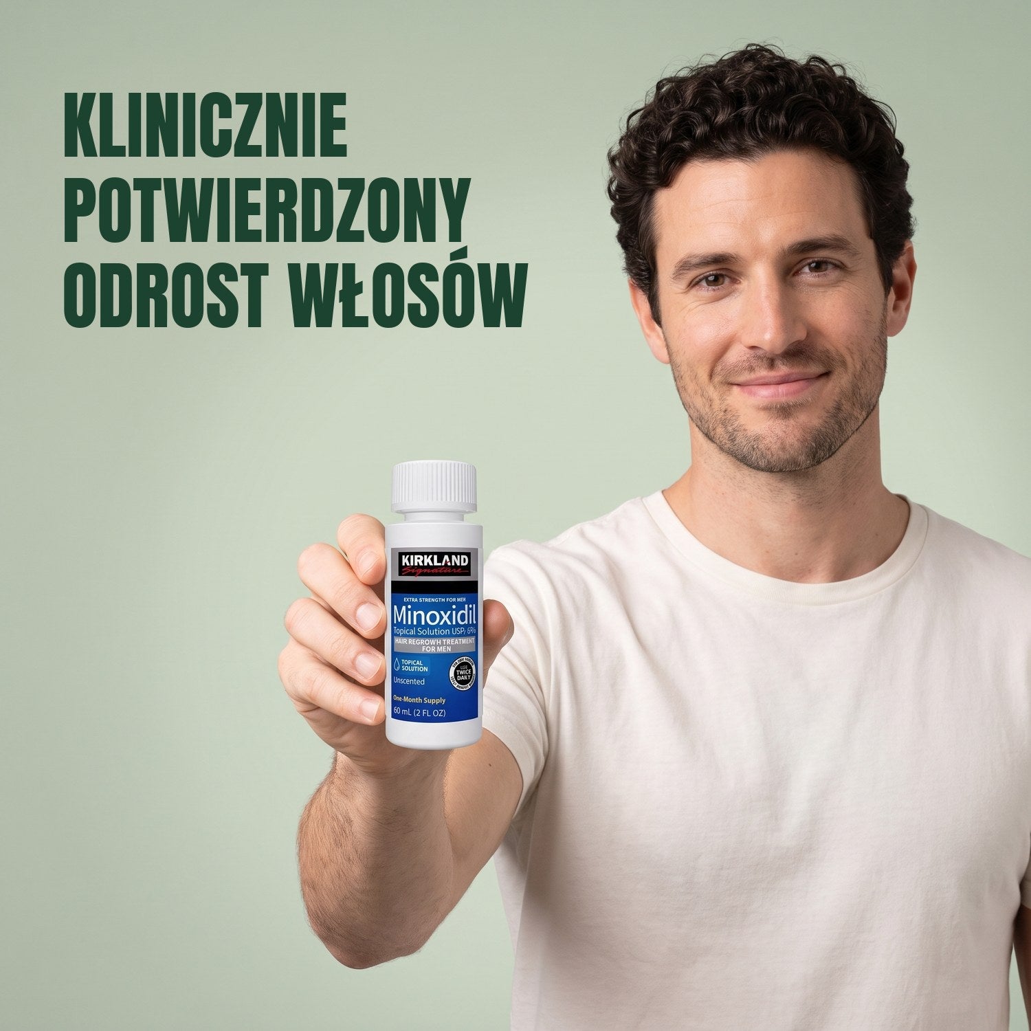 Mężczyzna trzyma butelkę płynu Kirkland Signature Minoxidil 5% na tle zielonego tła