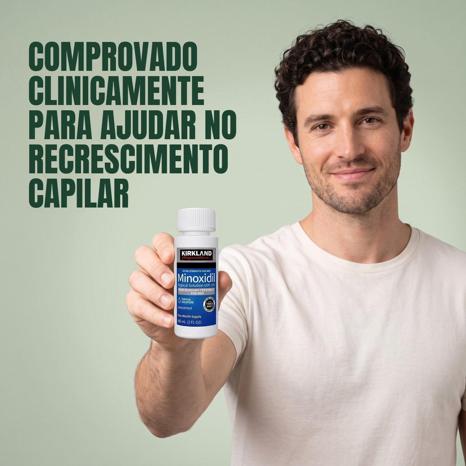 Homem segurando um frasco de loção Kirkland Signature Minoxidil 5% contra um fundo verde