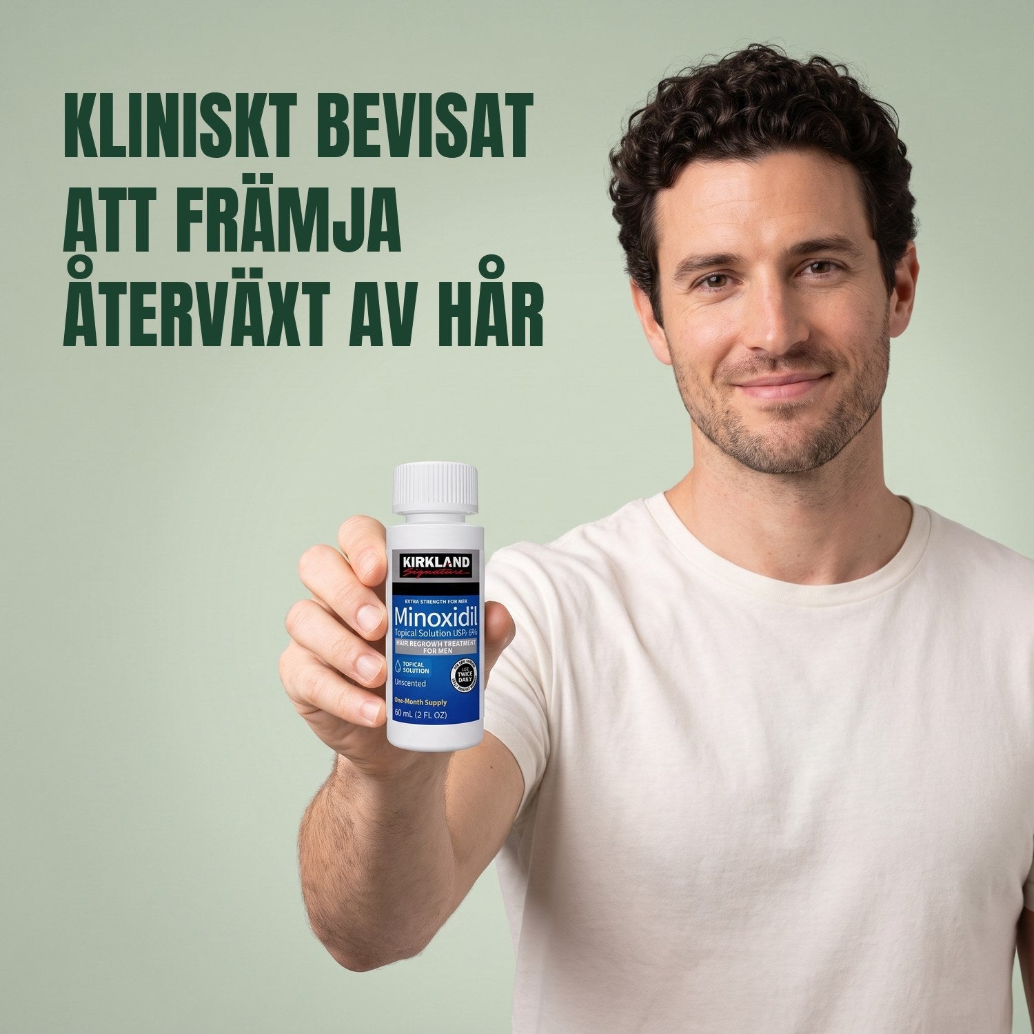Man håller en flaska Kirkland Signature Minoxidil 5% lösning mot en grön bakgrund
