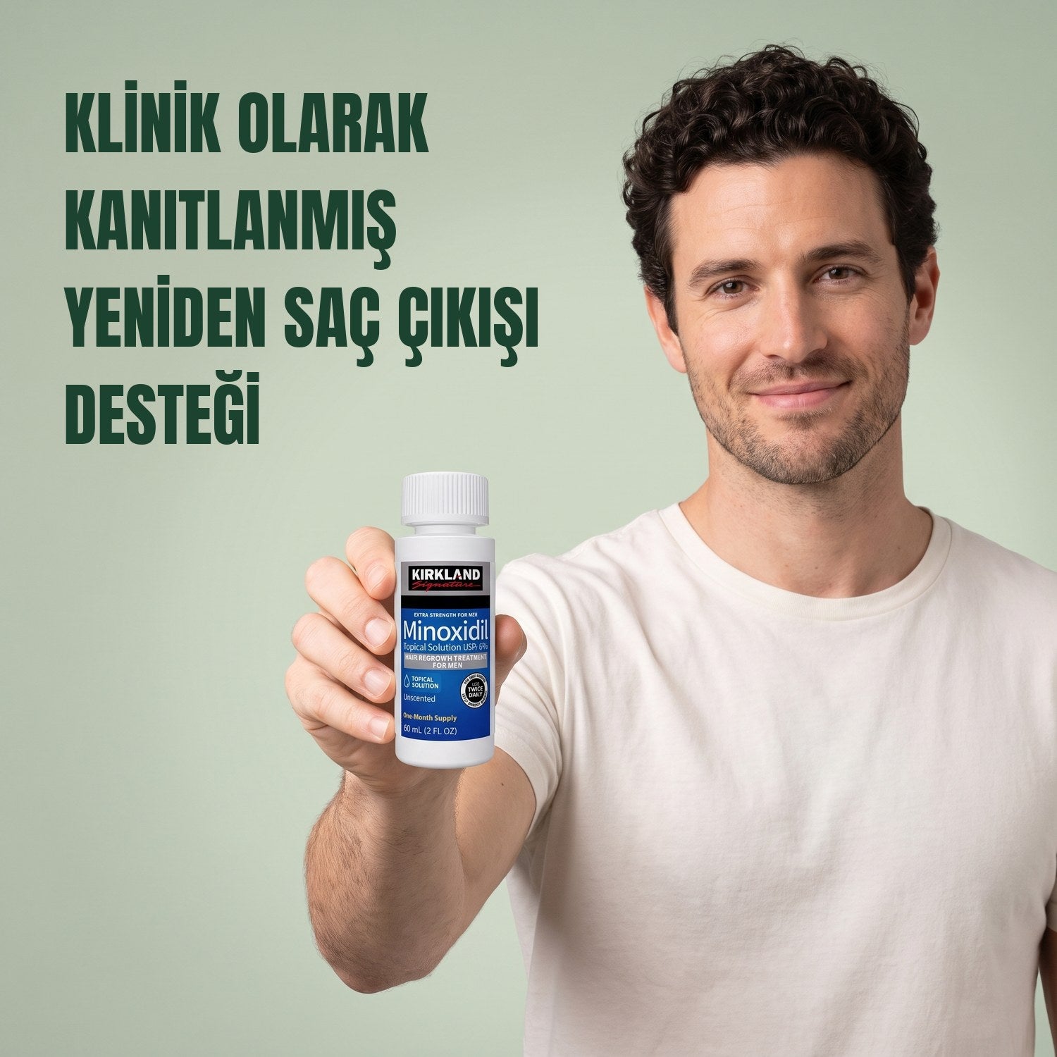 Yeşil arka planda elinde Kirkland Signature Minoksidil %5 solüsyon şişesi tutan erkek