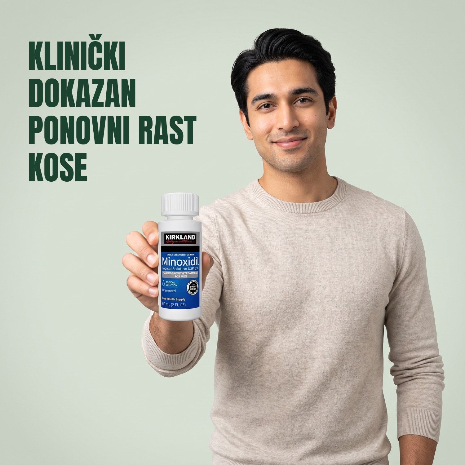 Muškarac drži bočicu Kirkland Signature Minoxidil 5% losiona na zelenoj pozadini
