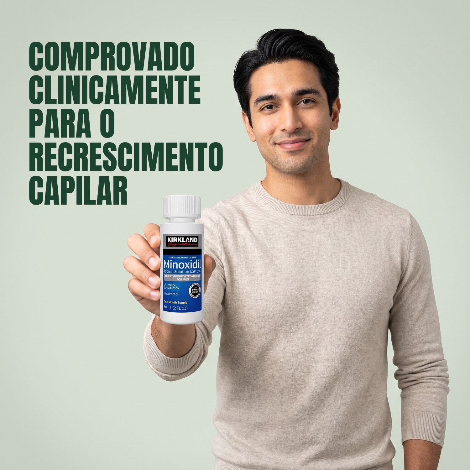 Homem a segurar um frasco de loção Kirkland Signature Minoxidil 5% sobre fundo verde