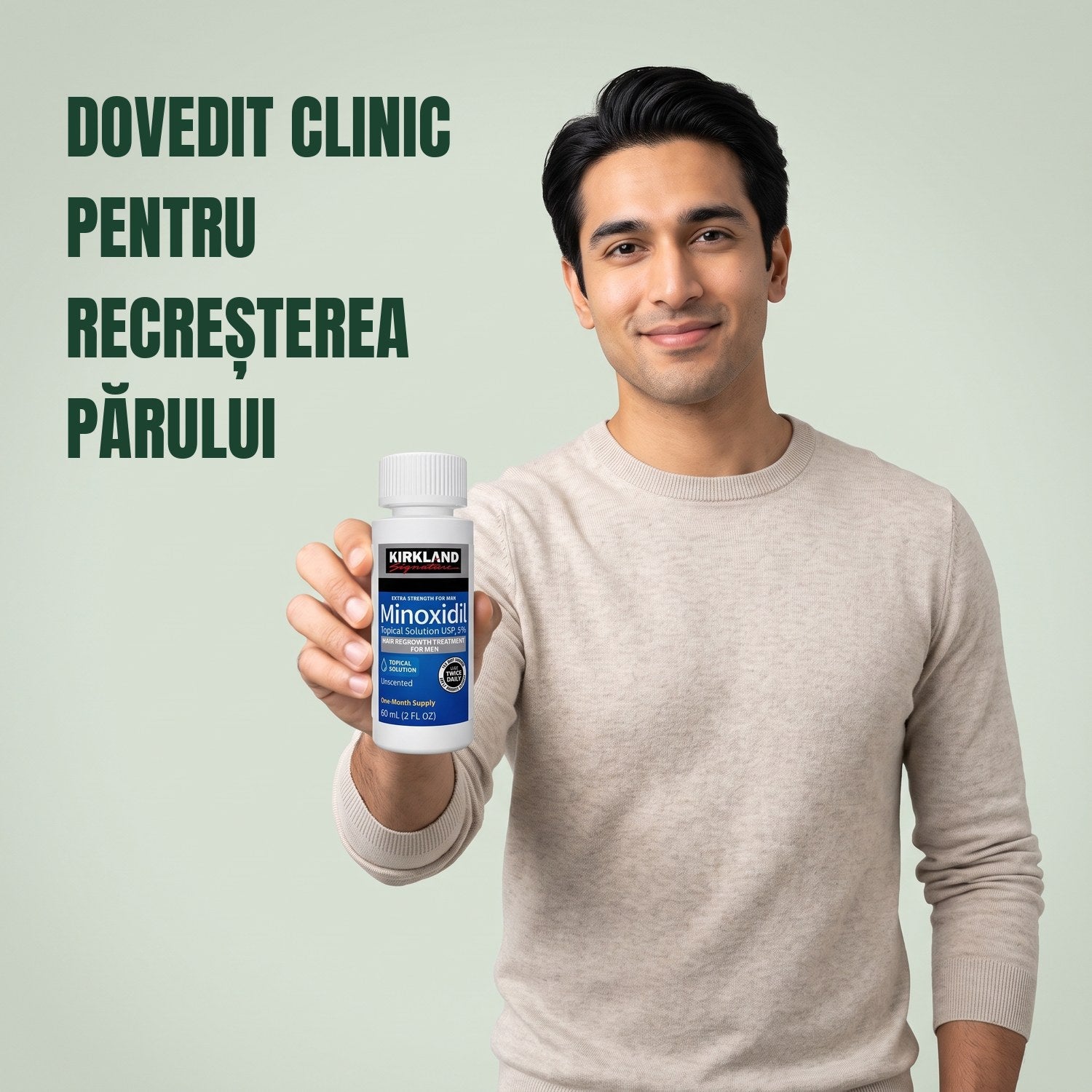 Bărbat ținând o sticlă de loțiune Kirkland Signature Minoxidil 5% pe fundal verde