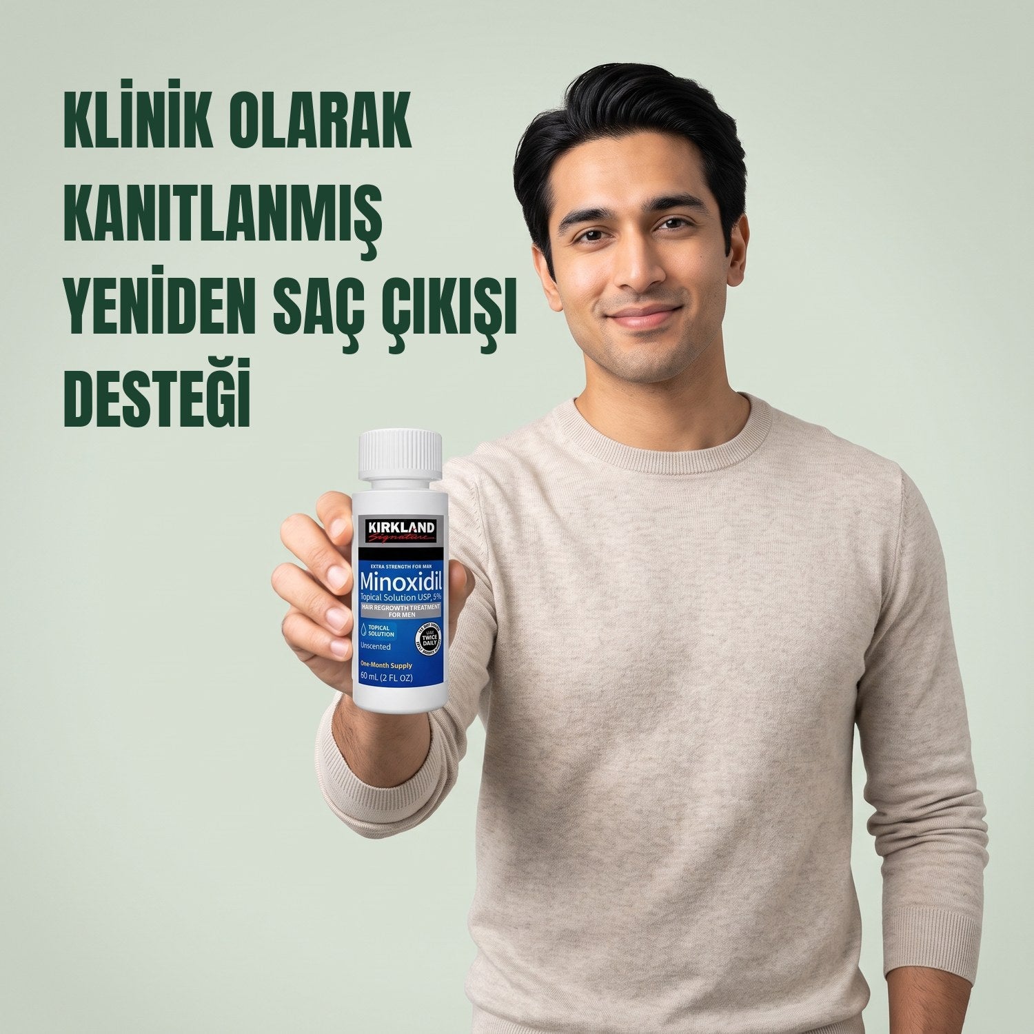 Yeşil arka planda elinde Kirkland Signature Minoksidil %5 solüsyon şişesi tutan erkek